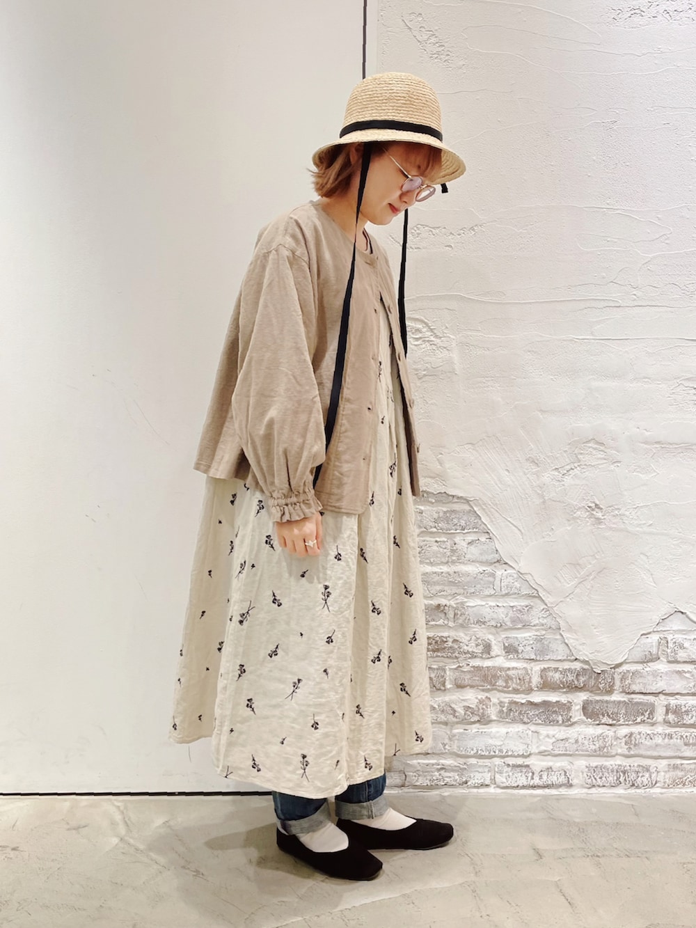 「SM2、サマンサ モスモス(Samansa Mos2)、大人ガーリー、春アウター、刺繍、むぎわら帽子、ロングワンピース、ベージュコーデ、花柄ワンピース」｜「Samansa Mos2のリボンテープ付ブレードハット（ハット、ブラック系）」を使った、ささき｟名古屋/イオンモール大高｠さん（レディース・153cm）の冬コーディネートの2枚目の写真
