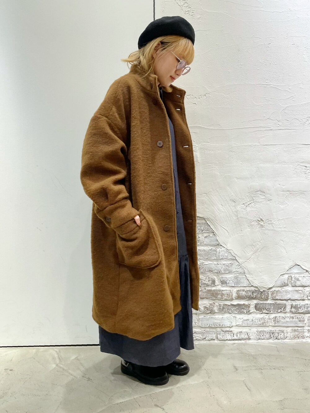 「ベレー帽、SM2、ロングコート、シャツワンピ、ロングワンピース、シンプルコーデ、あったかコーデ、サマンサ モスモス(Samansa Mos2)、sm2rhythm」｜「sm2rhythmのデニムシャツワンピース（シャツワンピース、ブルー系）」を使った、ささき｟名古屋/イオンモール大高｠さん（レディース・152cm）の冬コーディネートの2枚目の写真