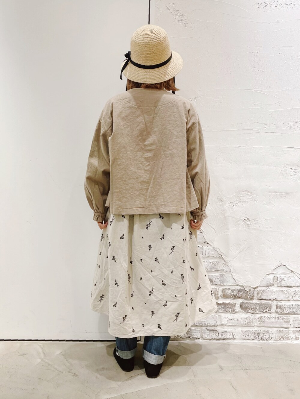 「SM2、サマンサ モスモス(Samansa Mos2)、大人ガーリー、春アウター、刺繍、むぎわら帽子、ロングワンピース、ベージュコーデ、花柄ワンピース」｜「Samansa Mos2のリボンテープ付ブレードハット（ハット、ブラック系）」を使った、ささき｟名古屋/イオンモール大高｠さん（レディース・153cm）の冬コーディネートの3枚目の写真