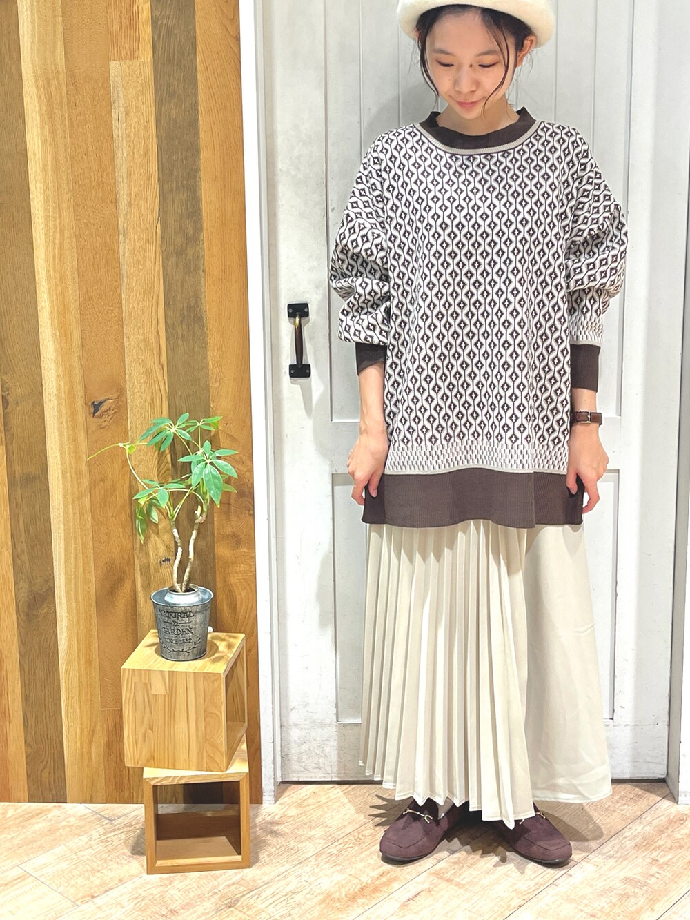 「カジュアルコーデ、シンプル、ニットコーデ、冬コーデ、休日コーデ、オーバーサイズ、アウター、ロングコート、プリーツスカート、ニット、ミントグリーン、Samansa Mos2 blue、アシンメトリー」|「Samansa Mos2 blueのビットファーモカシンシューズ(ドレスシューズ、ブラウン系)」を使った、ねねさん(レディース・152cm)の冬コーディネートの2枚目の写真