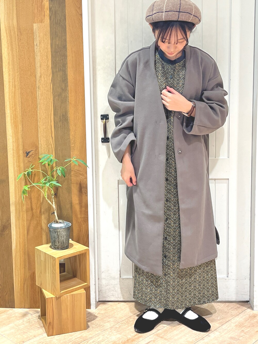 ブルー系のワンピース、グレー系のその他アウターを着用したレディースの秋コーディネートの2枚目の写真