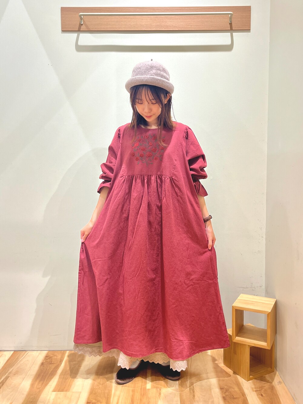 ブラウン系のドレスシューズ、レッド系のワンピース、ブラウン系のスカートを着用したレディースの秋コーディネートの2枚目の写真