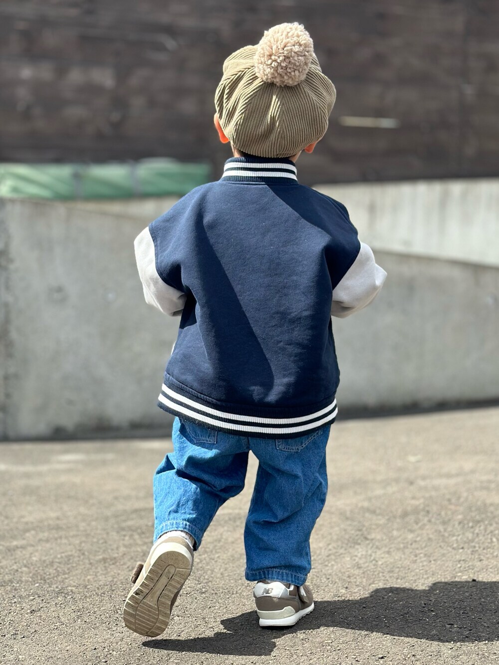 「春のNewスタイル、キッズファッション、キッズコーデ、2歳、男の子、サロペット、チェックシャツ、kladskap、着回しコーデ」｜「赤ちゃん本舗のアイテム（ハンチング/ベレー帽、グリーン系）」を使った、みったんさん（キッズ・90cm）の春コーディネートの4枚目の写真