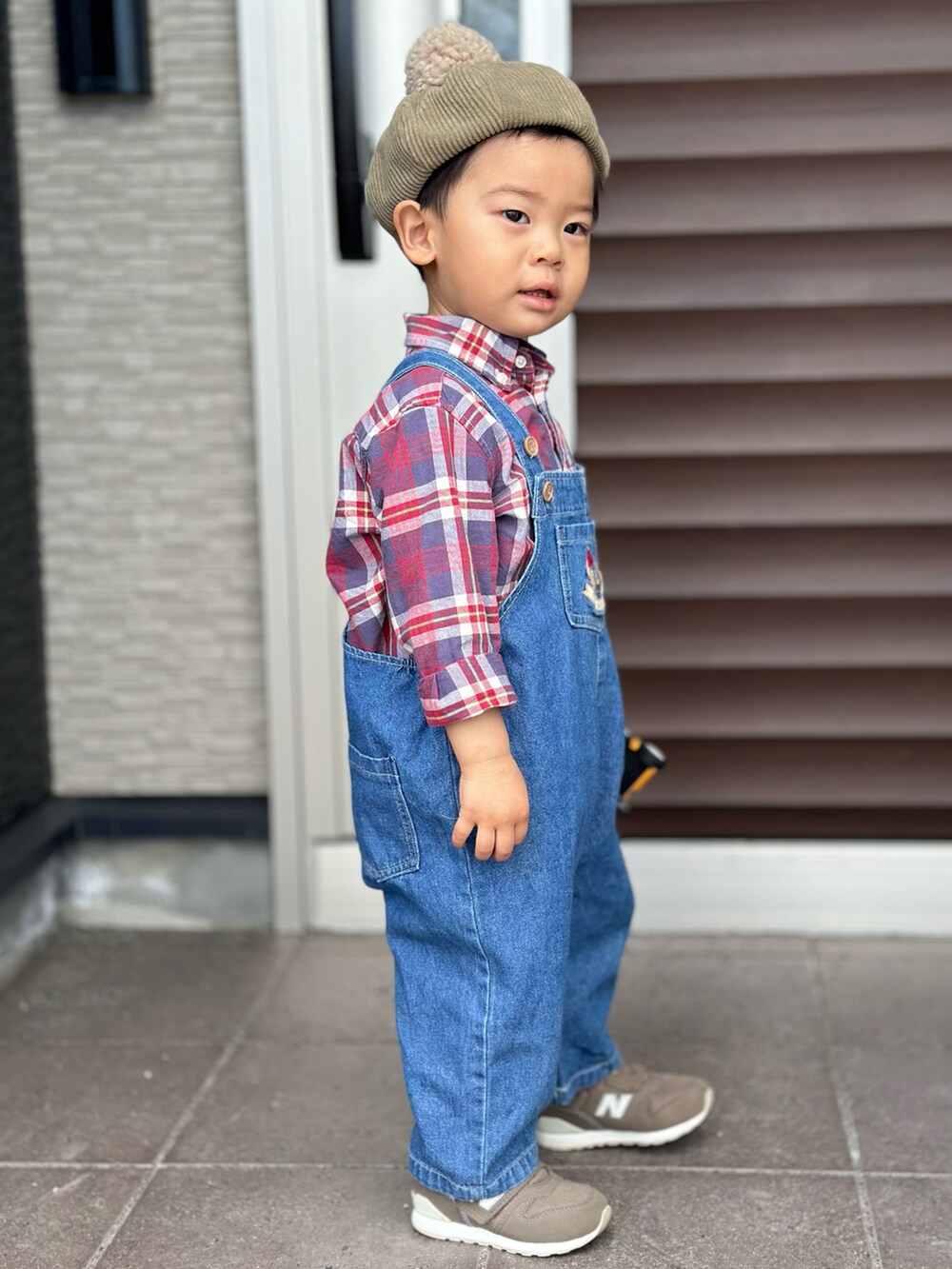 「春のNewスタイル、キッズファッション、キッズコーデ、2歳、男の子、サロペット、チェックシャツ、kladskap、着回しコーデ」｜「赤ちゃん本舗のアイテム（ハンチング/ベレー帽、グリーン系）」を使った、みったんさん（キッズ・90cm）の春コーディネートの2枚目の写真