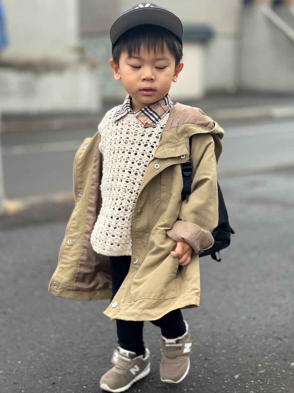 「お出かけコーデ、春コーデ、トレンチコート、カジュアルコーデ、2歳、雨の日コーデ、キッズコーデ、リュック、ノースフェイス」｜「NEW BALANCEのNew Balance ニューバランス 12-165IZ996XA3(W) IZ996 IZ996XA3 BROWN(XA3)（スニーカー、ブラウン系）」を使った、みったんさん（キッズ・90cm）の春コーディネートの2枚目の写真