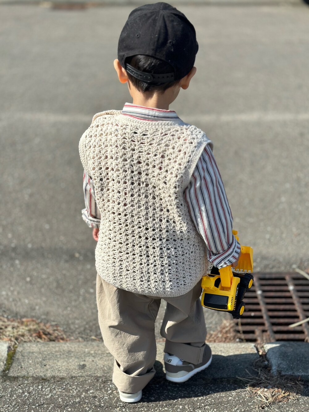 「春のNewスタイル、春ファッション、休日スタイル、アウトドアスタイル、キッズコーデ、おとこのこ、おでかけコーデ、2歳、男の子」｜「NEW BALANCEのNew Balance ニューバランス 12-165IZ996XA3(W) IZ996 IZ996XA3 BROWN(XA3)（スニーカー、ブラウン系）」を使った、みったんさん（キッズ・90cm）の春コーディネートの2枚目の写真