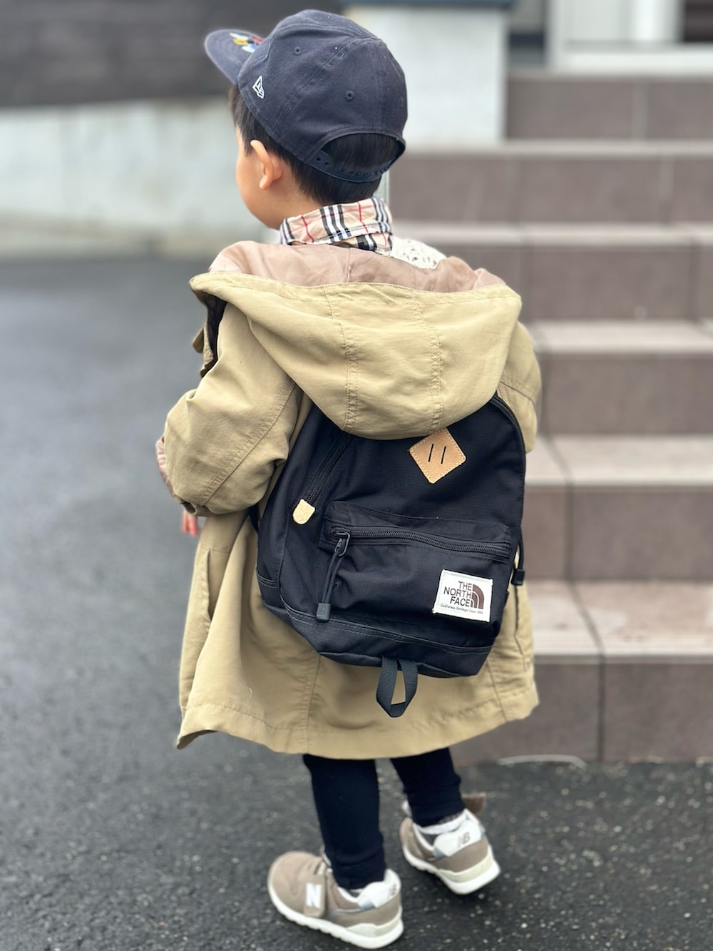 「お出かけコーデ、春コーデ、トレンチコート、カジュアルコーデ、2歳、雨の日コーデ、キッズコーデ、リュック、ノースフェイス」｜「NEW BALANCEのNew Balance ニューバランス 12-165IZ996XA3(W) IZ996 IZ996XA3 BROWN(XA3)（スニーカー、ブラウン系）」を使った、みったんさん（キッズ・90cm）の春コーディネートの3枚目の写真