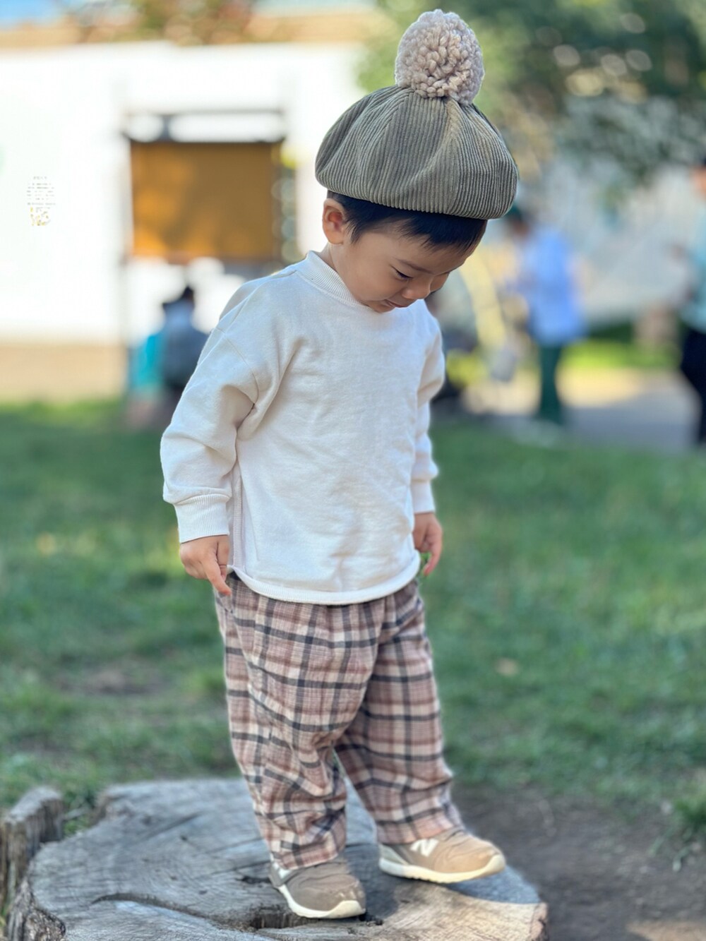 「キッズファッション、スニーカー、こどもコーデ、お出かけコーデ、キッズコーデ、淡色コーデ、2歳男の子」｜「赤ちゃん本舗のアイテム（ハンチング/ベレー帽、グリーン系）」を使った、みったんさん（キッズ・90cm）の春コーディネートの2枚目の写真