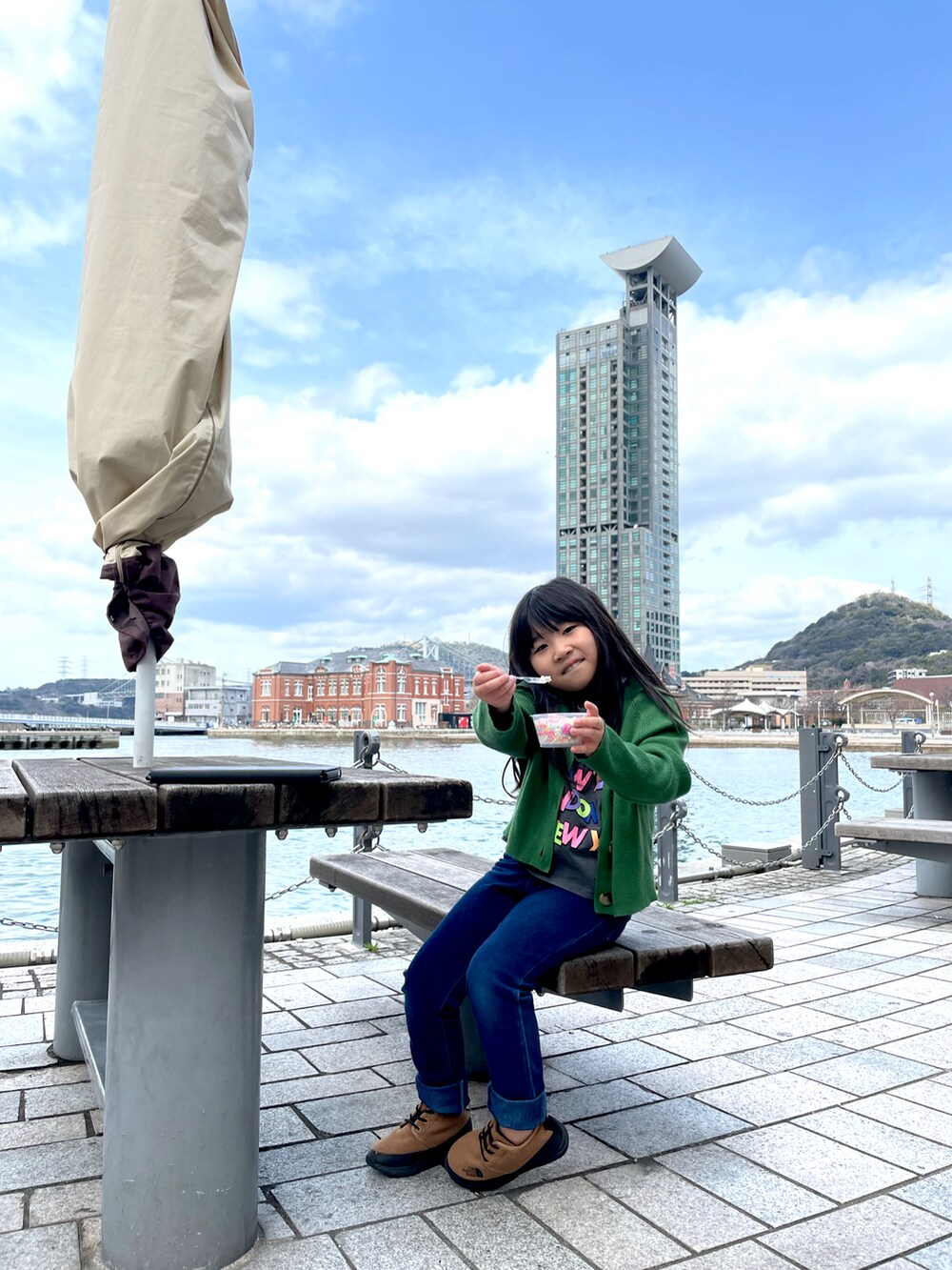 「春服、大人カジュアル、シンプルコーデ、春カラー、パンツスタイル、きれいめカジュアル、休日スタイル、グリーン」｜「THE NORTH FACEのアイテム（スニーカー、ブラウン系）」を使った、erikaさん（レディース・120cm）の春コーディネートの2枚目の写真