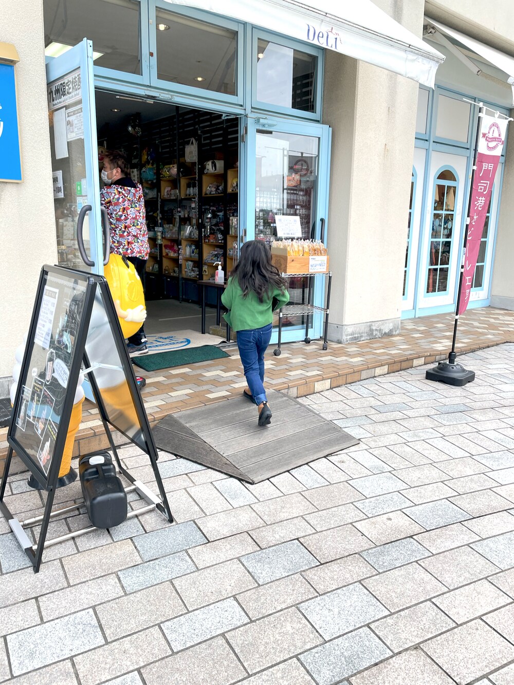 「春服、大人カジュアル、シンプルコーデ、春カラー、パンツスタイル、きれいめカジュアル、休日スタイル、グリーン」｜「THE NORTH FACEのアイテム（スニーカー、ブラウン系）」を使った、erikaさん（レディース・120cm）の春コーディネートの3枚目の写真