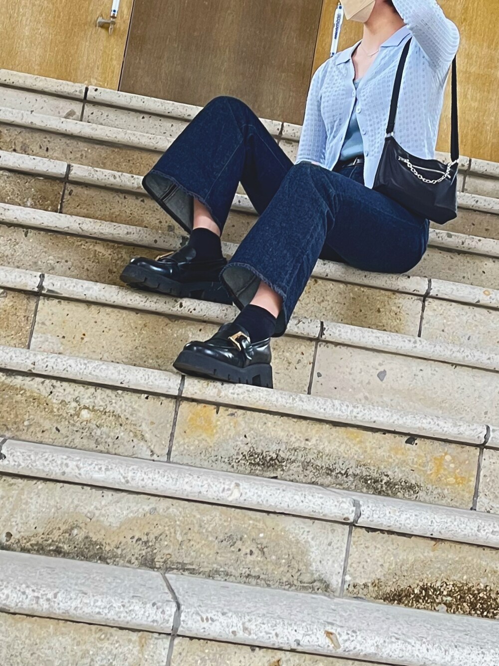 ブルー系のデニムパンツ、ブラック系のローファー、ブルー系のカーディガン/ボレロを着用したレディースの春コーディネートの2枚目の写真