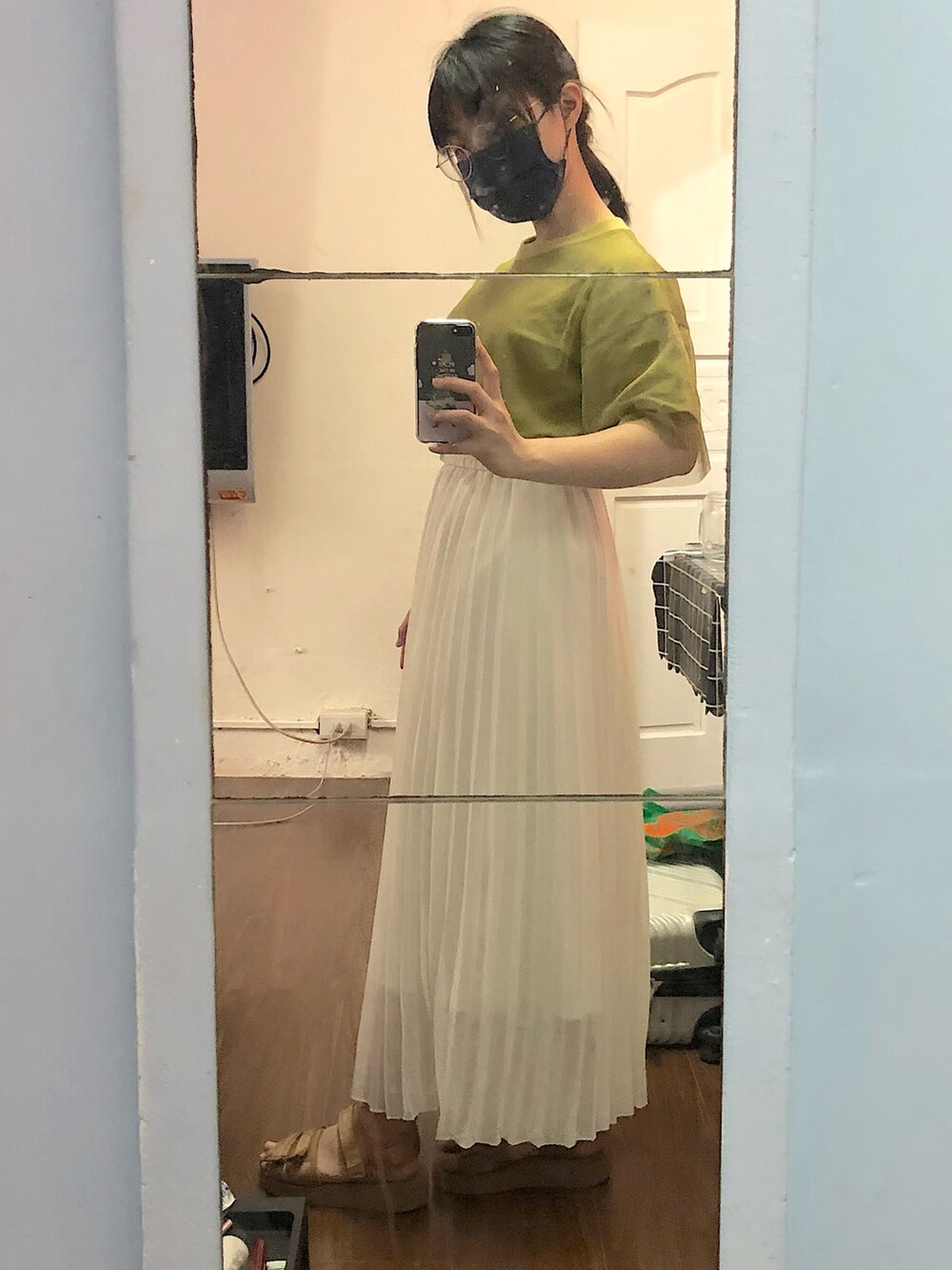 その他のスカート、グリーン系のTシャツ/カットソー、ブラウン系のサンダルを着用したレディースの春コーディネートの4枚目の写真