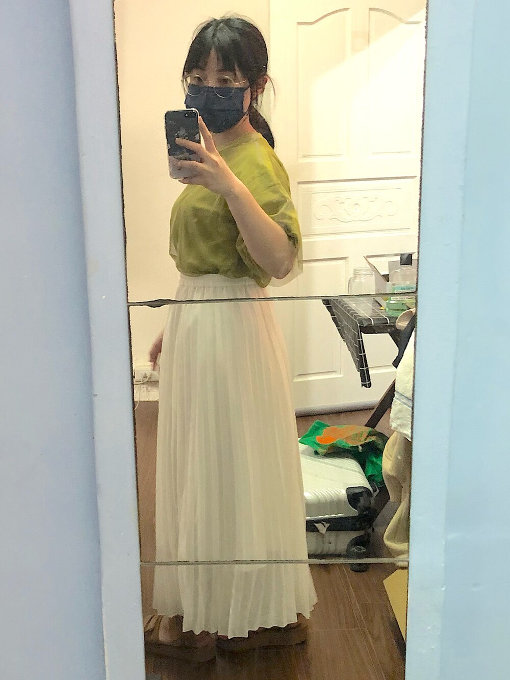 その他のスカート、グリーン系のTシャツ/カットソー、ブラウン系のサンダルを着用したレディースの春コーディネートの3枚目の写真