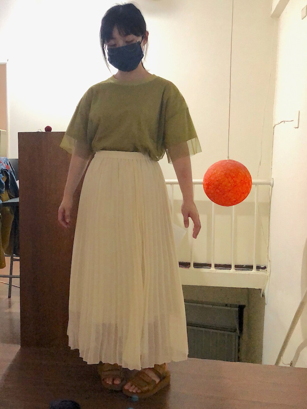 その他のスカート、グリーン系のTシャツ/カットソー、ブラウン系のサンダルを着用したレディースの春コーディネートの2枚目の写真