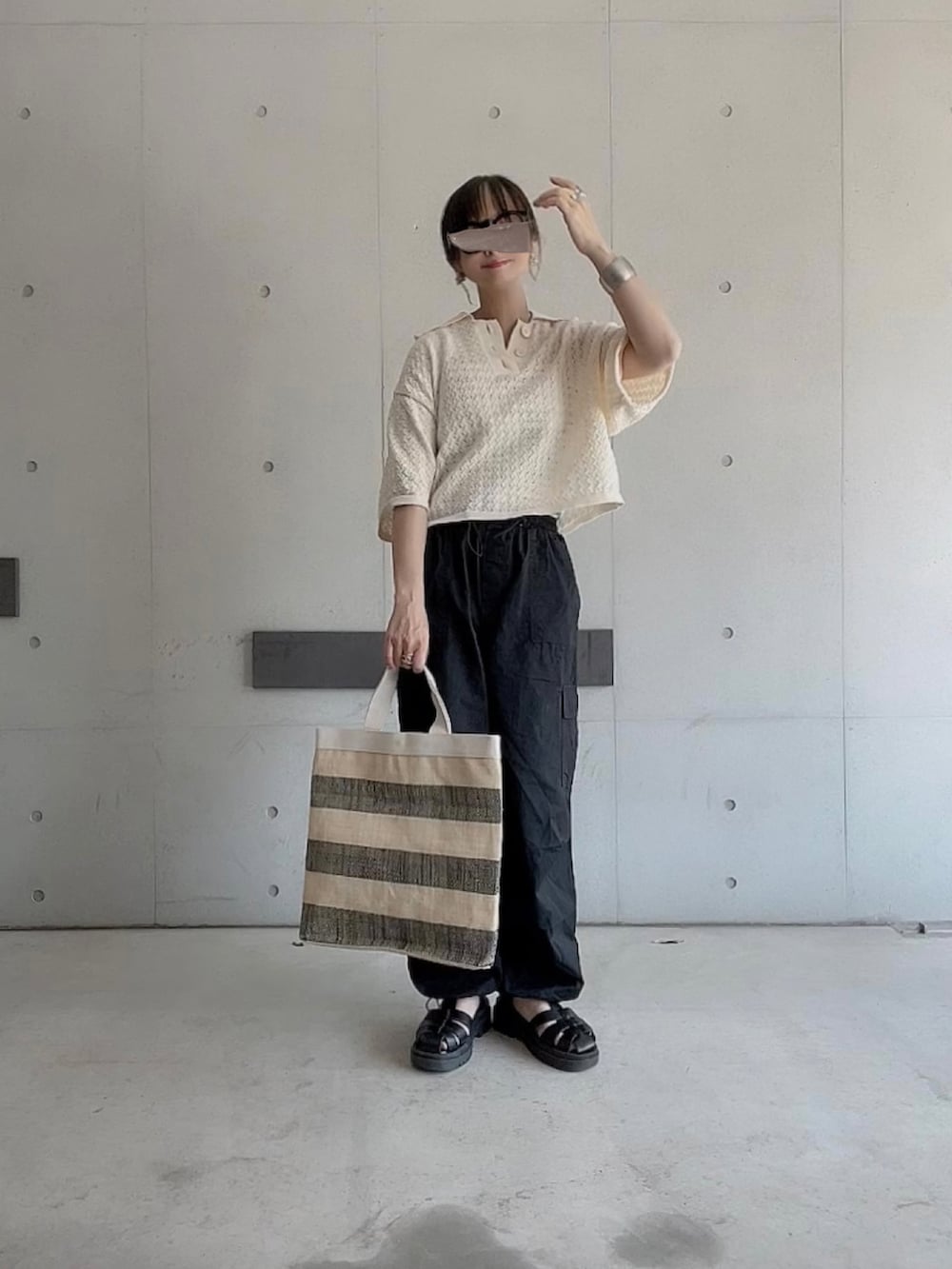 「shopnikoniko、韓国ファッション、パラシュートパンツ、カーゴパンツ、forksy、ポロニット、オトナカジュアル、大人カジュアル、シンプルコーデ、アニエスベー(agnes b.)、ラフィアバッグ、トートバッグ、グルカサンダル、春夏コーデ」|「forksy.の【forksy.】レース編み半袖ポロニット(ポロシャツ、ホワイト系)」を使った、なな☺︎さん(レディース・155cm)の春コーディネートの4枚目の写真