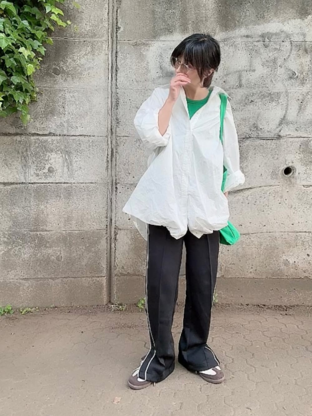 「PR、omnes、トラックパンツ、ダンボールニット、白シャツ、シャツスタイル、サングラス、オトナカジュアル、大人カジュアル、シンプルコーデ」｜「OMNESのダンボールニットスリット付きライントラックパンツ（スウェットパンツ、ブラック系）」を使った、なな☺︎さん（骨格ナチュラル・レディース・155cm）の春コーディネートの5枚目の写真