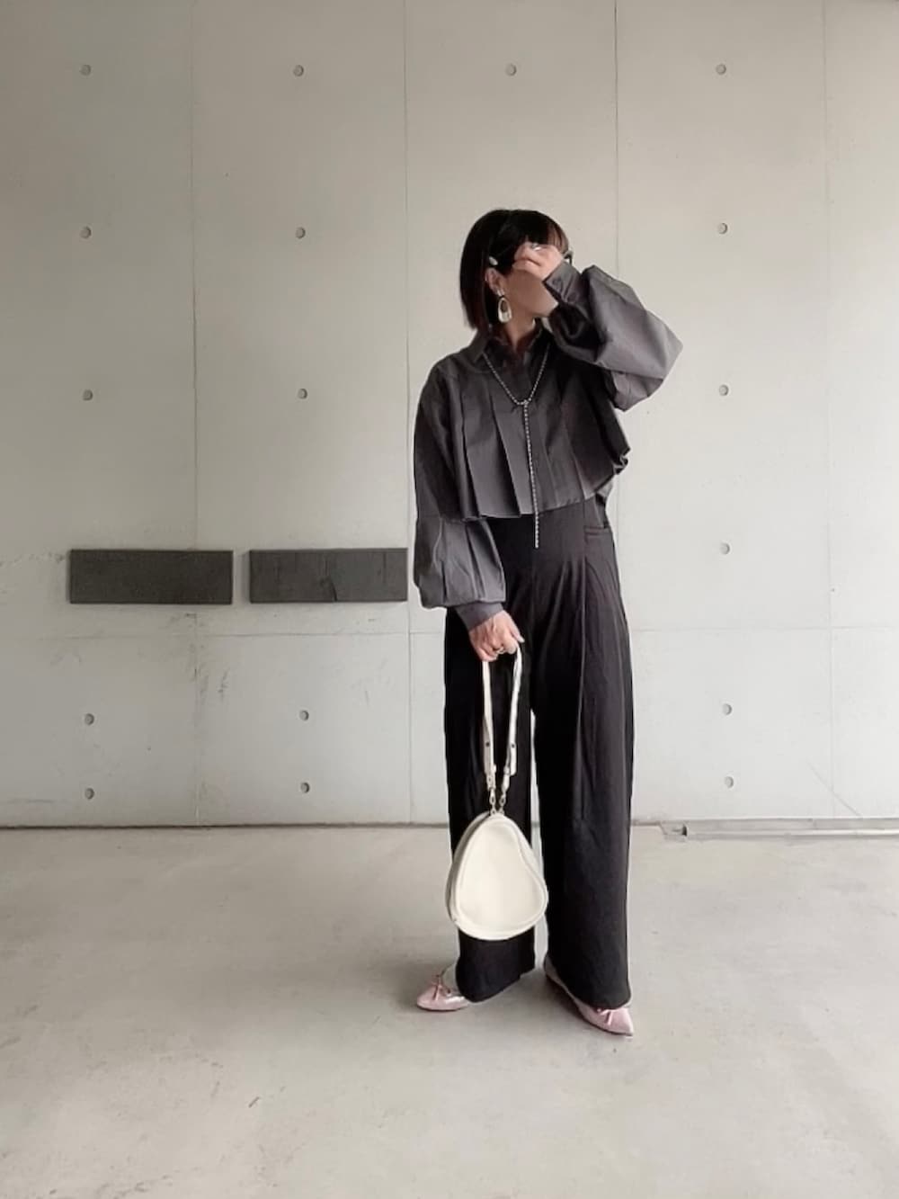 グレー系のシャツ/ブラウス、ブラック系のつなぎ/オールインワン、ピンク系のバレエシューズを着用したレディースの春コーディネートの5枚目の写真