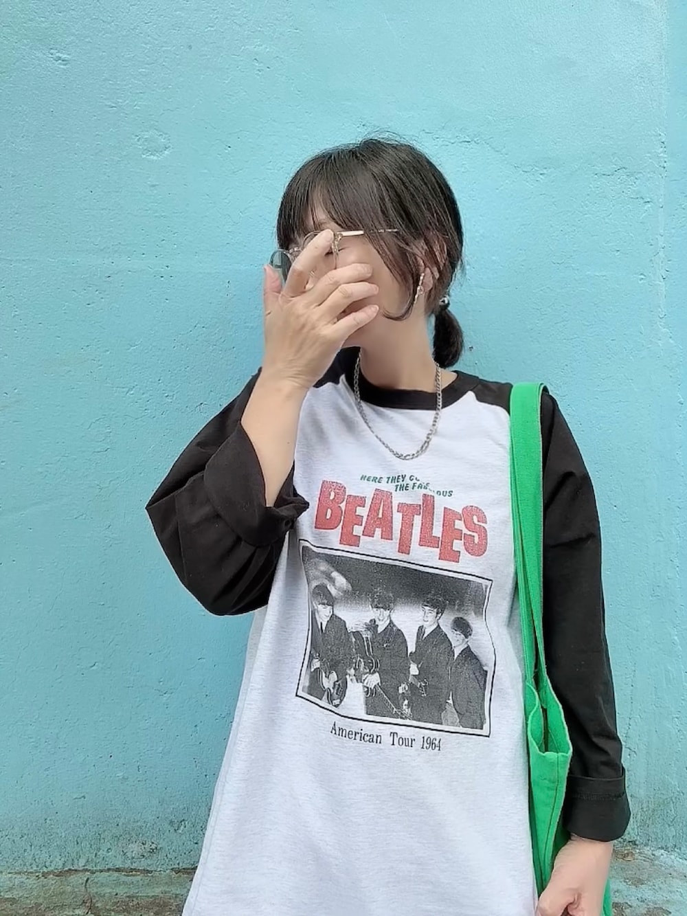 「アメカジ、サングラス、モノトーン、オトナカジュアル、大人カジュアル、PR、VENCE share style、ビートルズ、ビートルズT、ラグランTシャツ」｜「The Beatlesの【別注】THE BEATLES ザ ビートルズ ツアーラグランロンT（Tシャツ/カットソー、グレー系）」を使った、なな☺︎さん（骨格ナチュラル・レディース・155cm）の春コーディネートの3枚目の写真