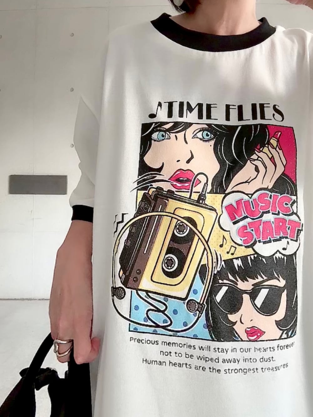 ホワイト系のTシャツ/カットソー、ブラック系のパンツ、ブラック系のスニーカーを着用したレディースの春コーディネートの2枚目の写真