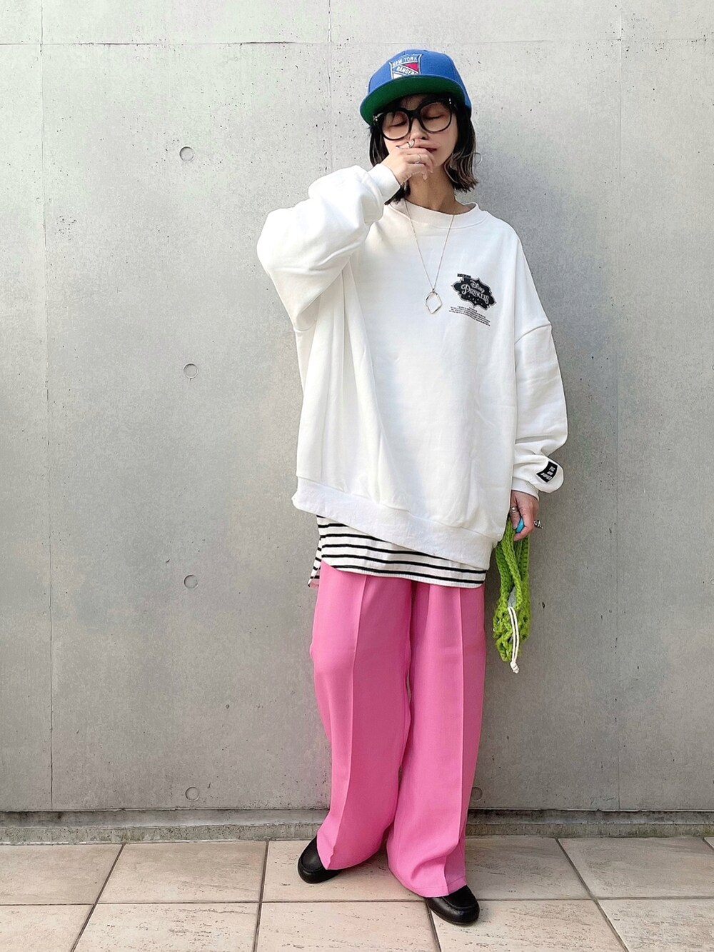 「春服みてみて、春コーデ、ローファー、パステル映える春、カラフル、FIG&VIPER、coca、ANDEX shoes product(ANDEX shoes product)、ミニバッグ、レイヤードスタイル、AMERICAN NEEDLE、メガネ女子、キャップ女子」|「FIG&VIPERのDisney princess LOGO BIG PO(スウェット、ホワイト系)」を使った、なな☺︎さん(レディース・155cm)の春コーディネートの3枚目の写真