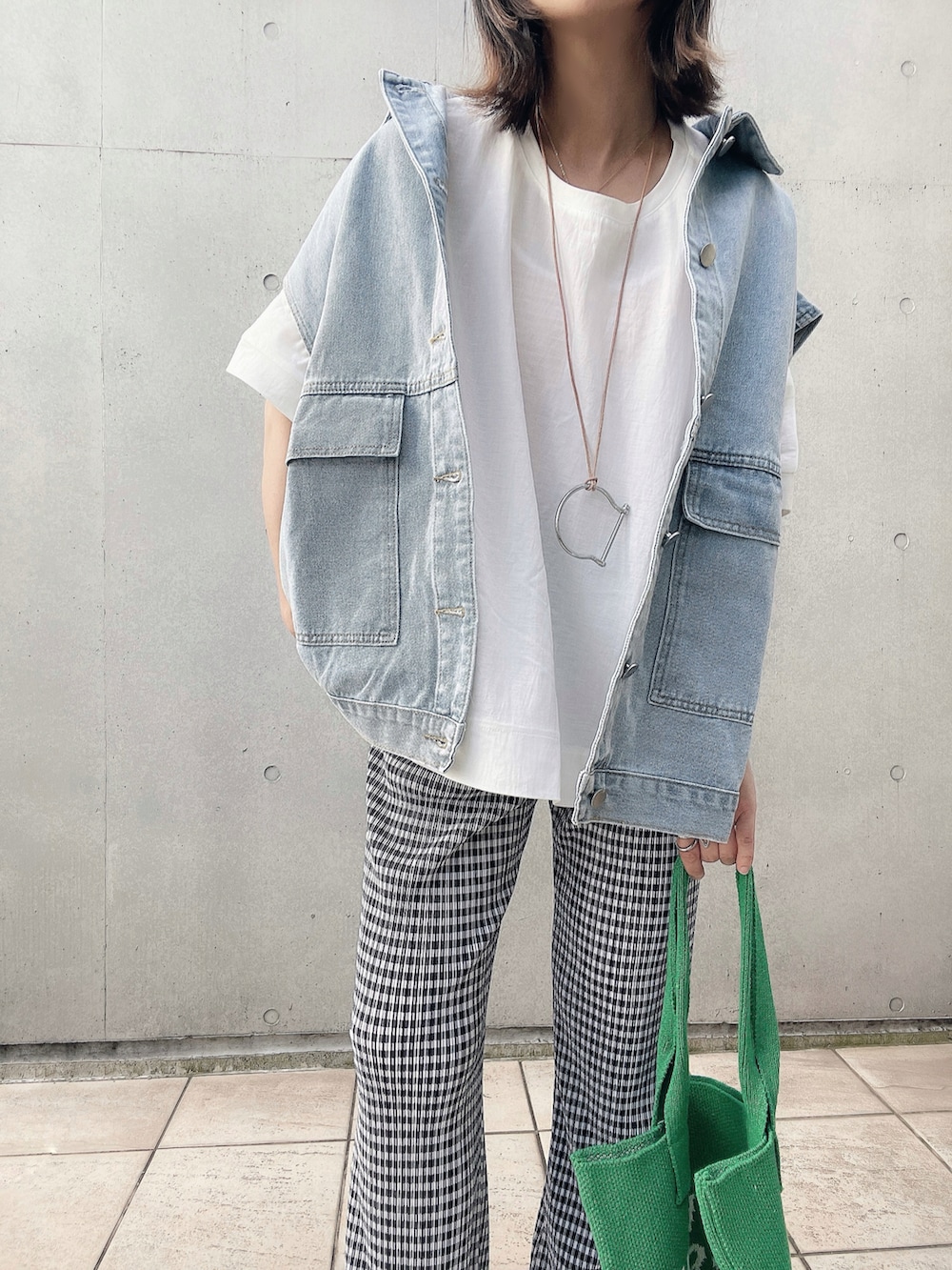 ホワイト系のTシャツ/カットソー、ホワイト系のスニーカー、その他のバッグを着用したレディースの春コーディネートの3枚目の写真