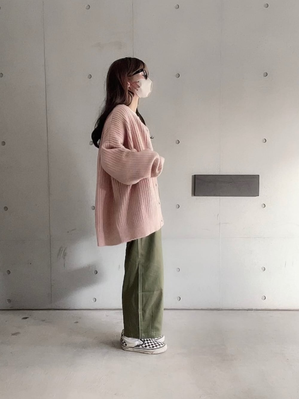 グリーン系のチノパンツ、ホワイト系のTシャツ/カットソー、ピンク系のカーディガン/ボレロを着用したレディースの秋コーディネートの3枚目の写真