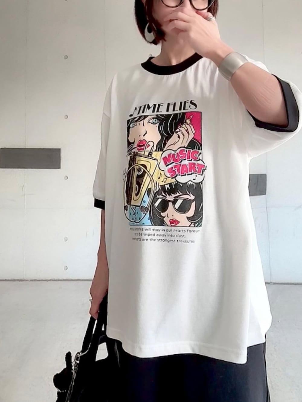 ホワイト系のTシャツ/カットソー、ブラック系のパンツ、ブラック系のスニーカーを着用したレディースの春コーディネートの5枚目の写真