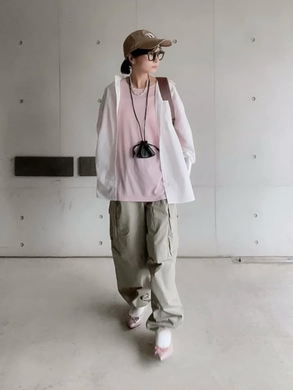 ピンク系のTシャツ/カットソー、ホワイト系のシャツ/ブラウス、グリーン系のカーゴパンツを着用したレディースの冬コーディネートの2枚目の写真