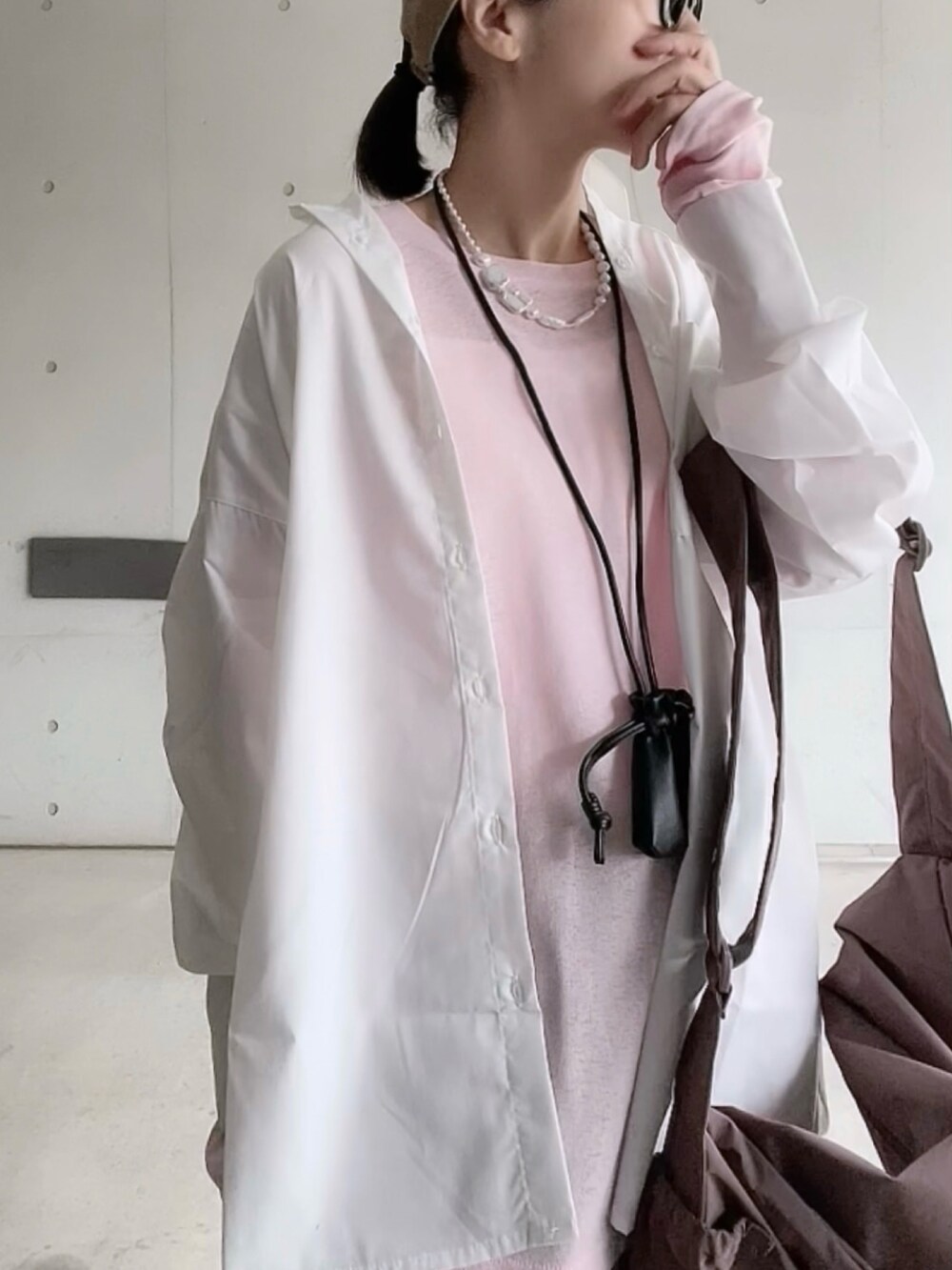ピンク系のTシャツ/カットソー、ホワイト系のシャツ/ブラウス、グリーン系のカーゴパンツを着用したレディースの冬コーディネートの5枚目の写真