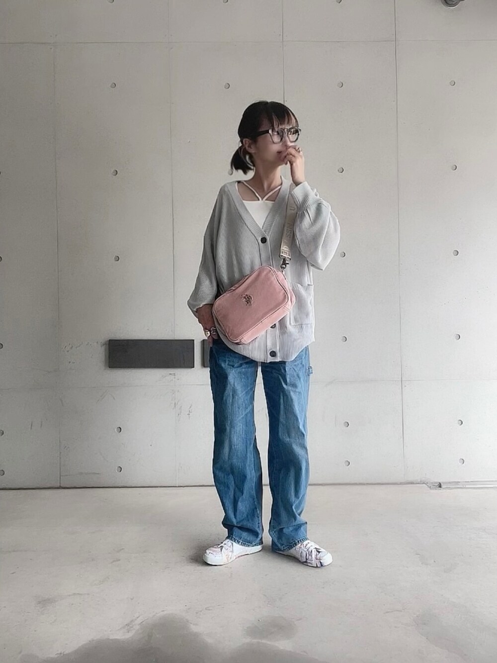 「カーディガン、春コーデ、tiptop、LEE、USポロ、オトナカジュアル、大人カジュアル、シンプルコーデ、レイヤードスタイル」｜「tiptopの変わり編みシアーBIGカーディガン（カーディガン/ボレロ、グレー系）」を使った、なな☺︎さん（レディース・155cm）の春コーディネートの2枚目の写真