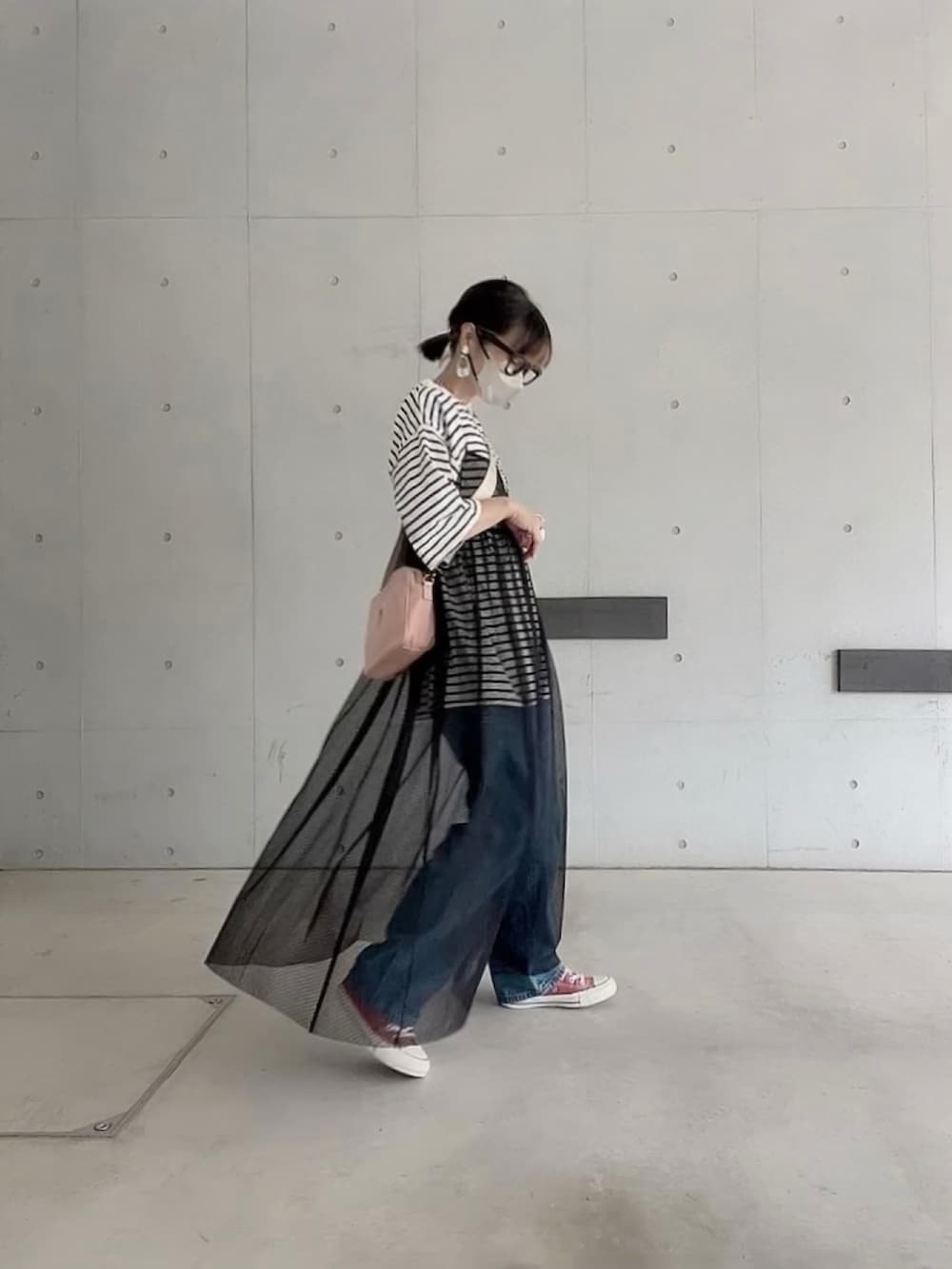 「redcapgirl、johnscloset、ボーダーTシャツ、ペインターパンツ、LEE、シアーワンピース、大人カジュアル、オトナカジュアル、USポロ、ショルダーバッグ、コンバース」|「Red Cap Girlの【a-r】〔Red Cap Girl/レッドキャップガール〕ヘビーウェイト天竺 ワンポイント刺繍 ボーダーTシャツ(Tシャツ/カットソー、ホワイト系)」を使った、なな☺︎さん(レディース・155cm)の春コーディネートの2枚目の写真