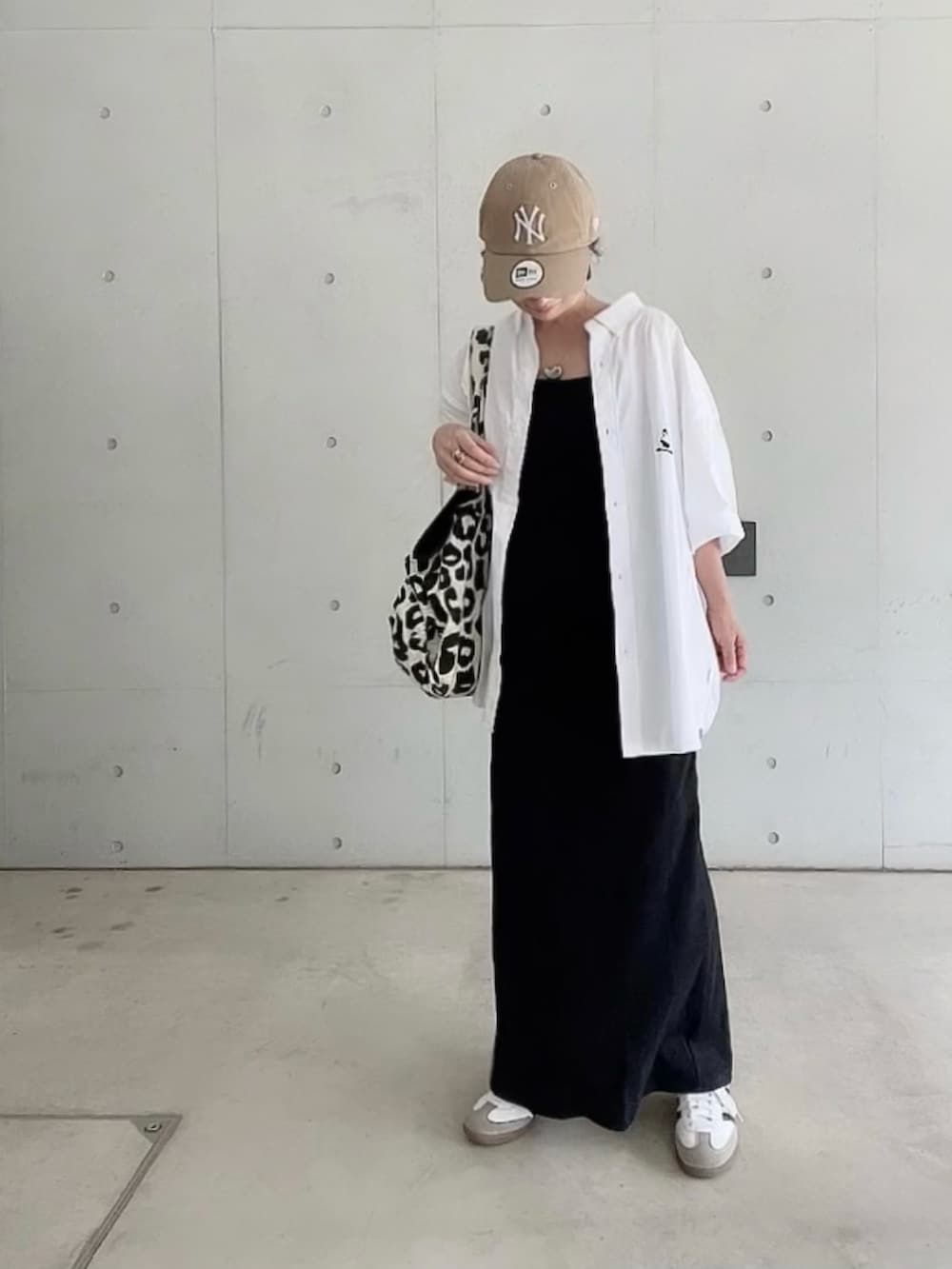 ホワイト系のシャツ/ブラウス、ブラック系のワンピース、ホワイト系のトートバッグを着用したレディースの夏コーディネートの4枚目の写真