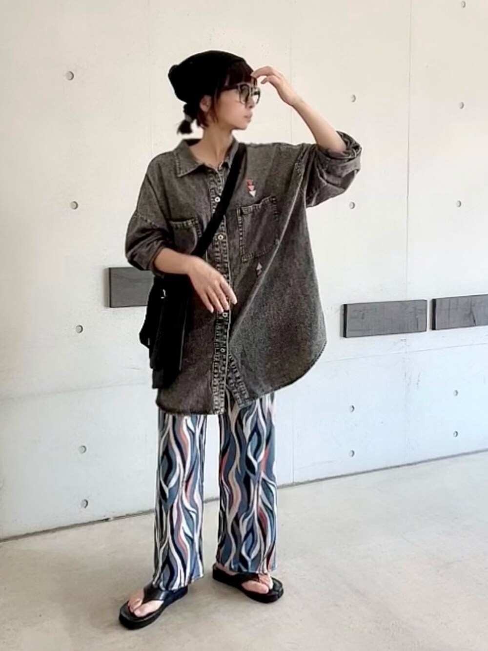 「アツいコーデ全部見せ、大人女子、リラックススタイル、秋先取りコーデ、パンツスタイル、ラクチンコーデ、オトナカジュアル、大人カジュアル、オーバーサイズ、ゆるコーデ、florist、mivialoca、REAL STYLE」｜「REAL STYLEのサラてろウェーブパンツ（パンツ、ブルー系）」を使った、なな☺︎さん（レディース・155cm）の夏コーディネートの2枚目の写真