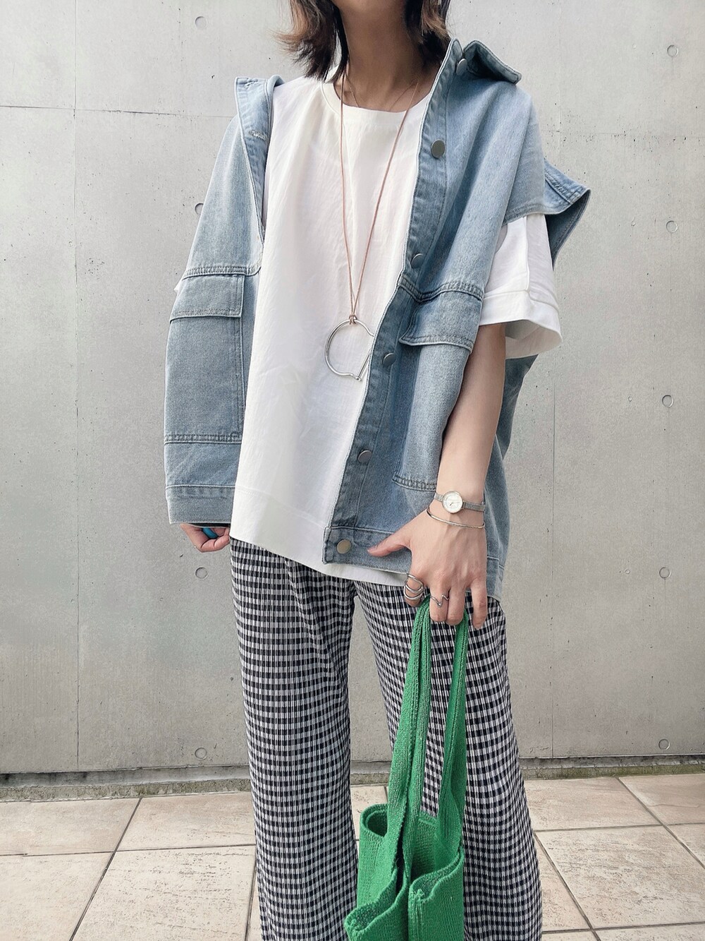 ホワイト系のTシャツ/カットソー、ホワイト系のスニーカー、その他のバッグを着用したレディースの春コーディネートの4枚目の写真