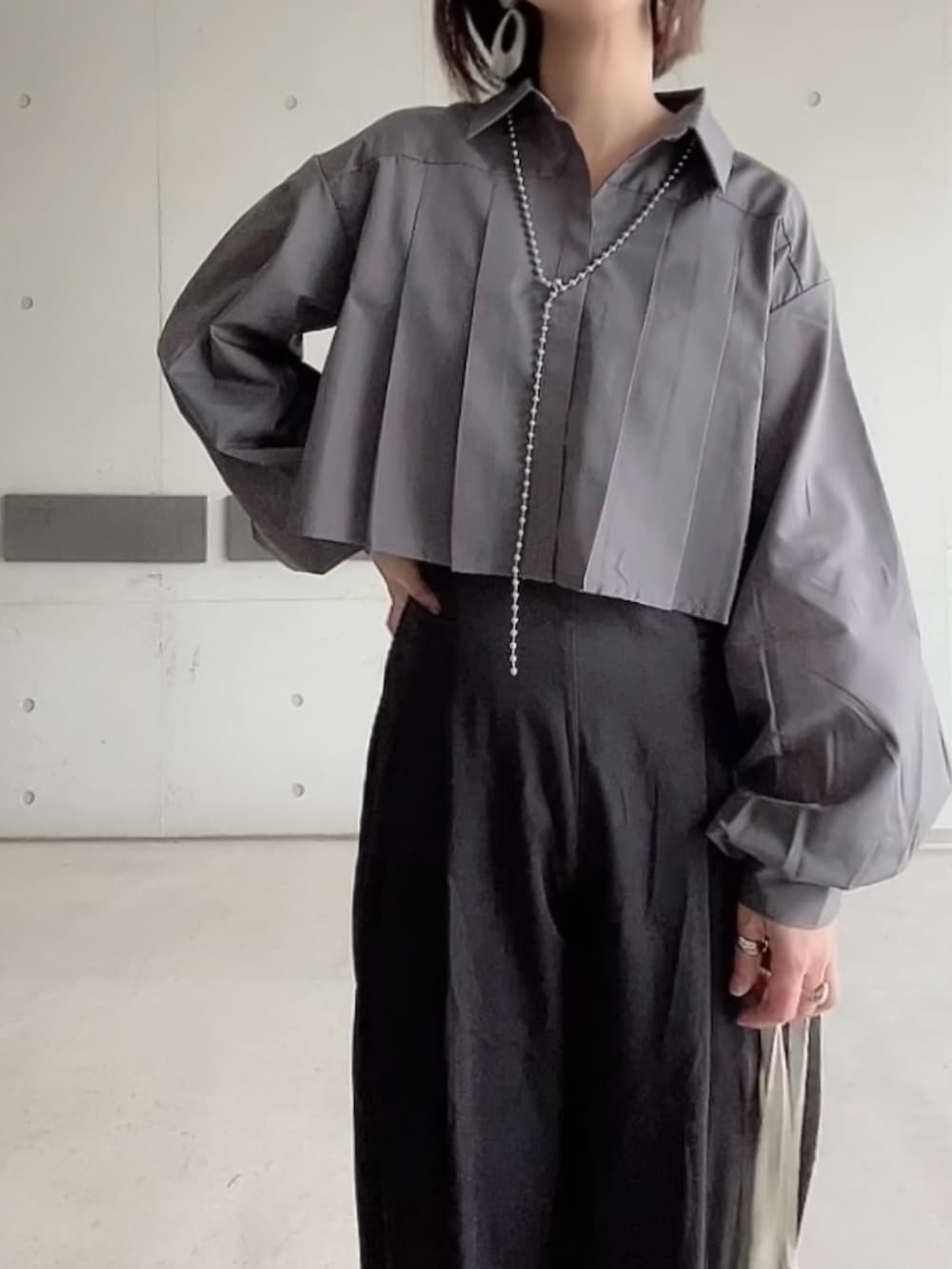 グレー系のシャツ/ブラウス、ブラック系のつなぎ/オールインワン、ピンク系のバレエシューズを着用したレディースの春コーディネートの2枚目の写真