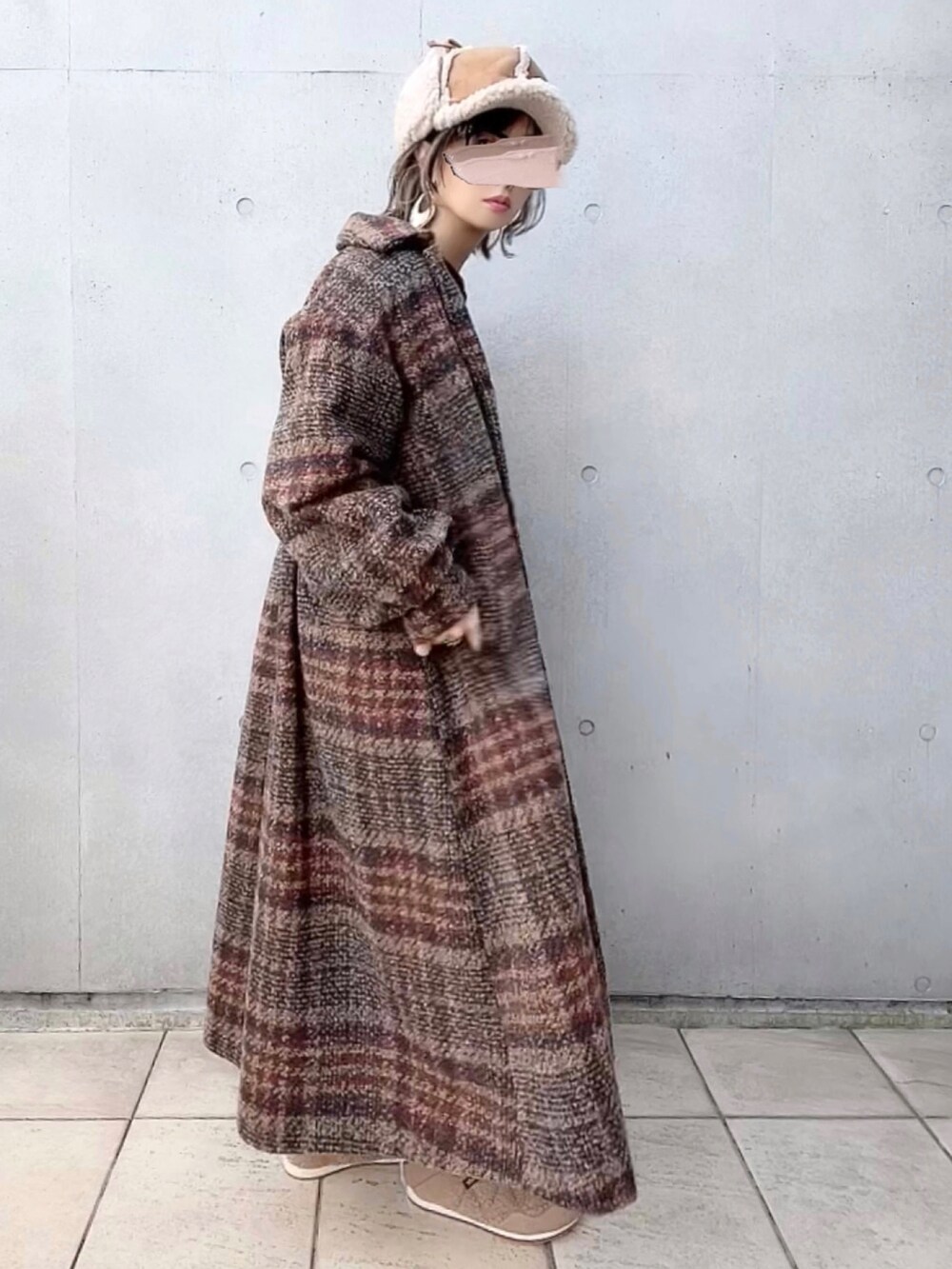 「大人かわいい、大人カジュアル、オトナカジュアル、キャップ女子、休日コーデ、ロングコート、チェック柄に恋してる、ムートンキャップ、corners、corners_style、ボアスリッポン」｜「CORNERSのボリューム袖チェックロングコート（ステンカラーコート、ブラウン系）」を使った、なな☺︎さん（レディース・155cm）の冬コーディネートの2枚目の写真