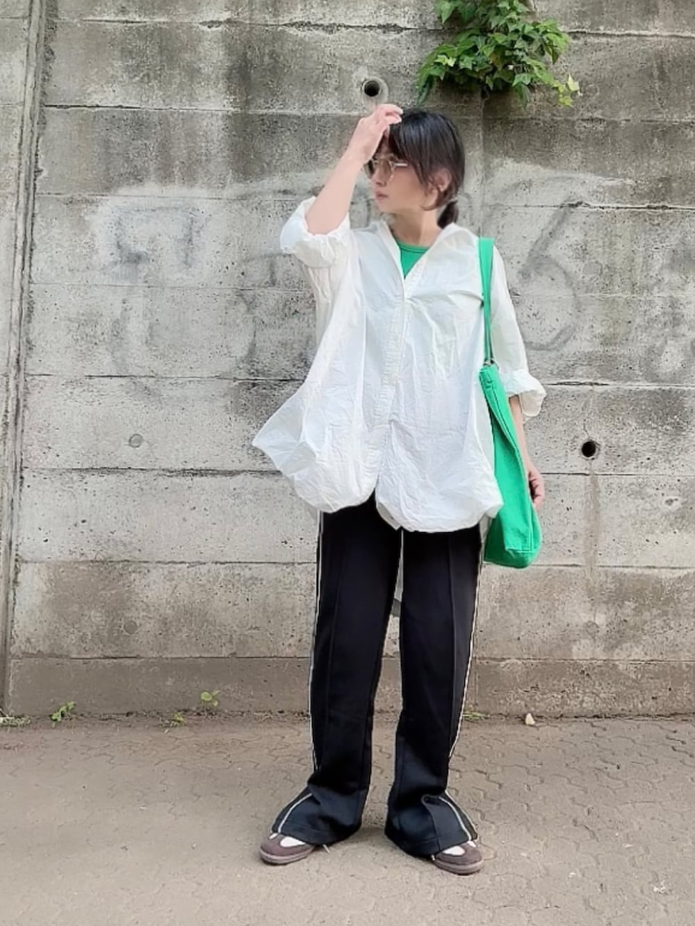 「PR、omnes、トラックパンツ、ダンボールニット、白シャツ、シャツスタイル、サングラス、オトナカジュアル、大人カジュアル、シンプルコーデ」｜「OMNESのダンボールニットスリット付きライントラックパンツ（スウェットパンツ、ブラック系）」を使った、なな☺︎さん（骨格ナチュラル・レディース・155cm）の春コーディネートの3枚目の写真