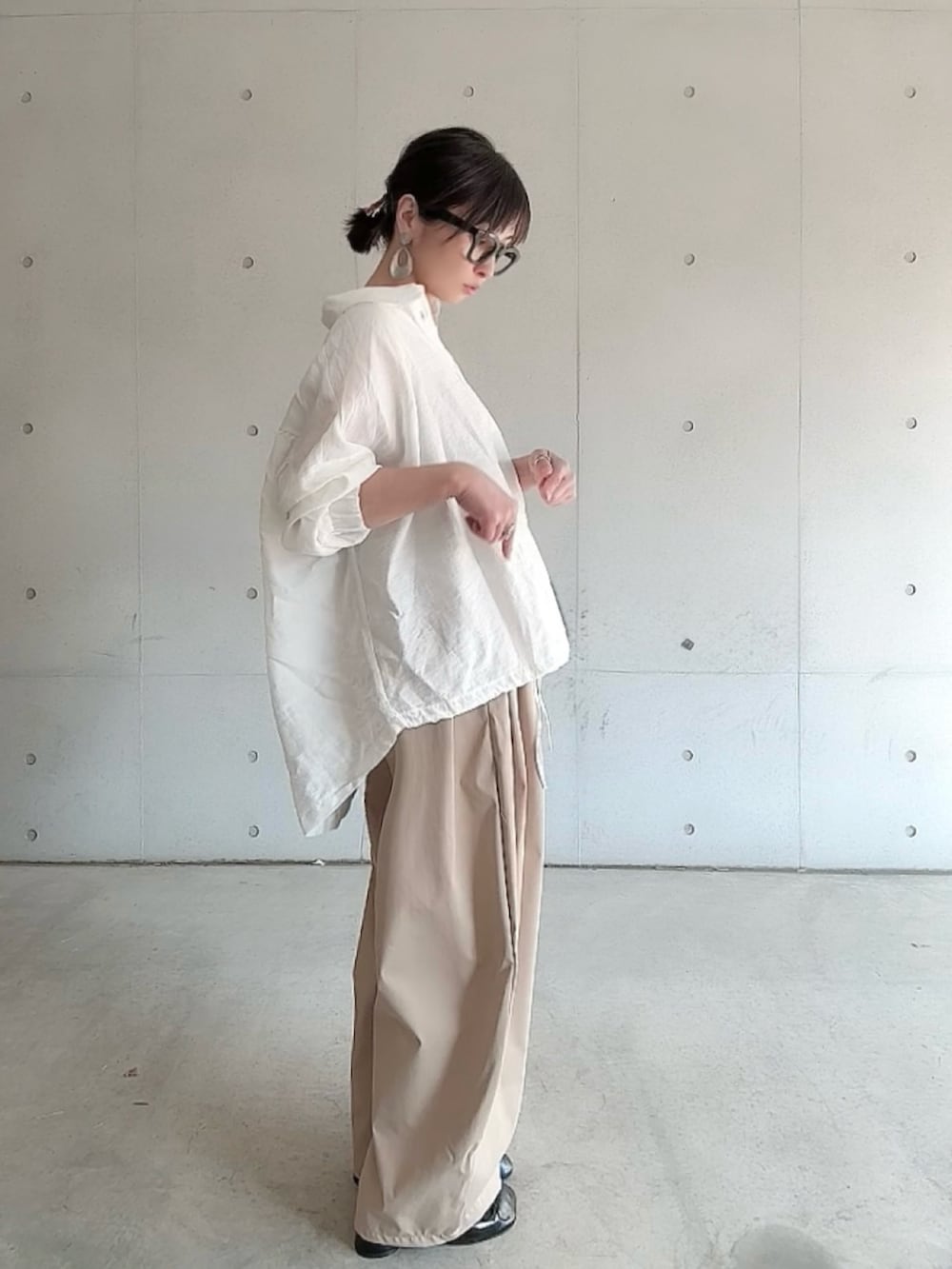 「春めき満開コーデ、PR、notch.、notch. by yui、春カラー、低身長女子、大人カジュアル、オトナカジュアル」｜「notch.の裾ドロストシャツ（シャツ/ブラウス、ホワイト系）」を使った、なな☺︎さん（骨格ナチュラル・レディース・155cm）の春コーディネートの3枚目の写真