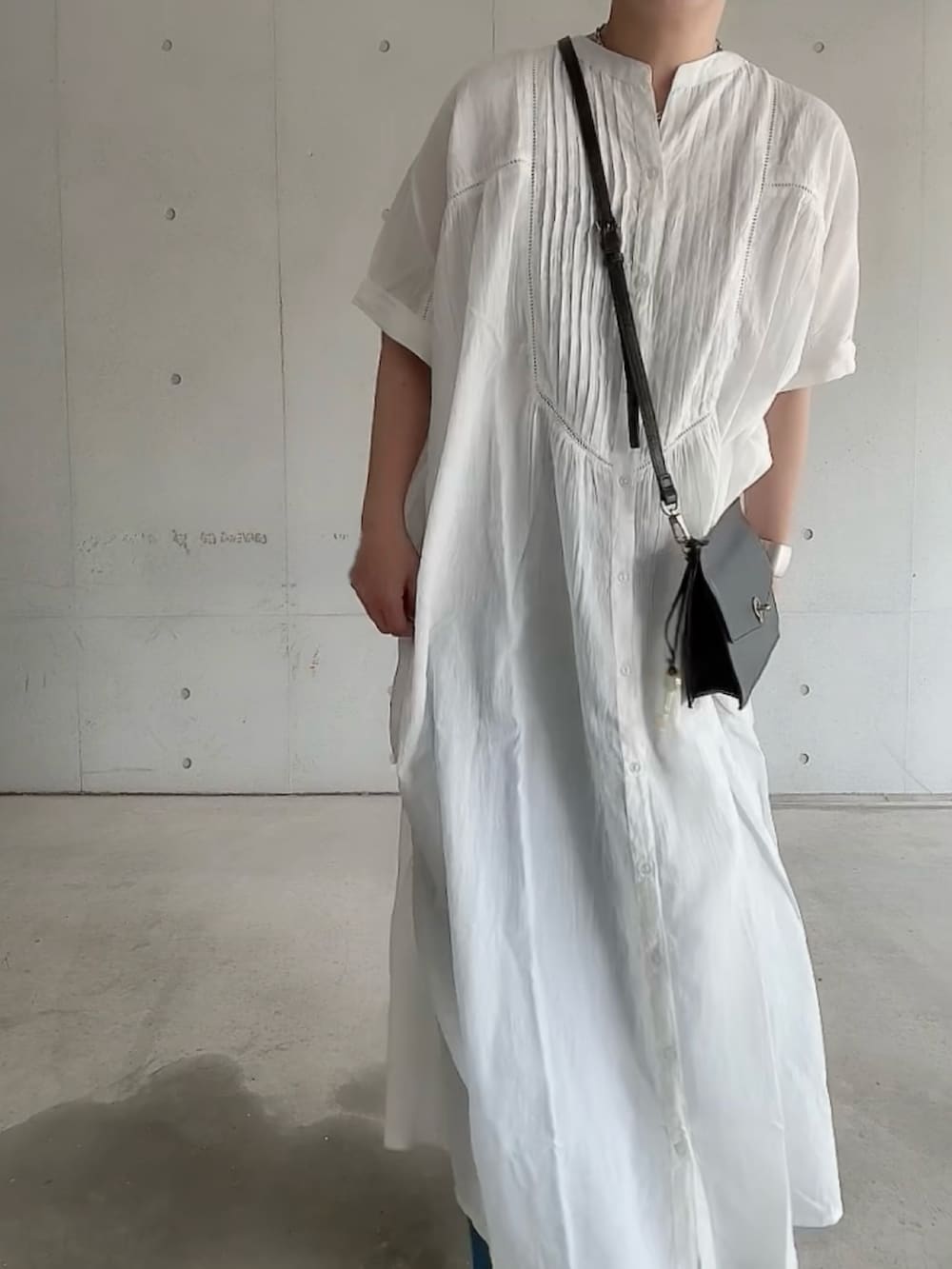 「PR、notch.、notch by kr、ピンタックワンピース、インド綿、レイヤードスタイル、デニムパンツ、ワイドパンツ、オトナカジュアル、ゆるシルエット、低身長女子」｜「notch.の【 notch. by KR 】インド綿　ヨークピンタックワンピース（ワンピース、ホワイト系）」を使った、なな☺︎さん（骨格ナチュラル・レディース・155cm）の春コーディネートの5枚目の写真