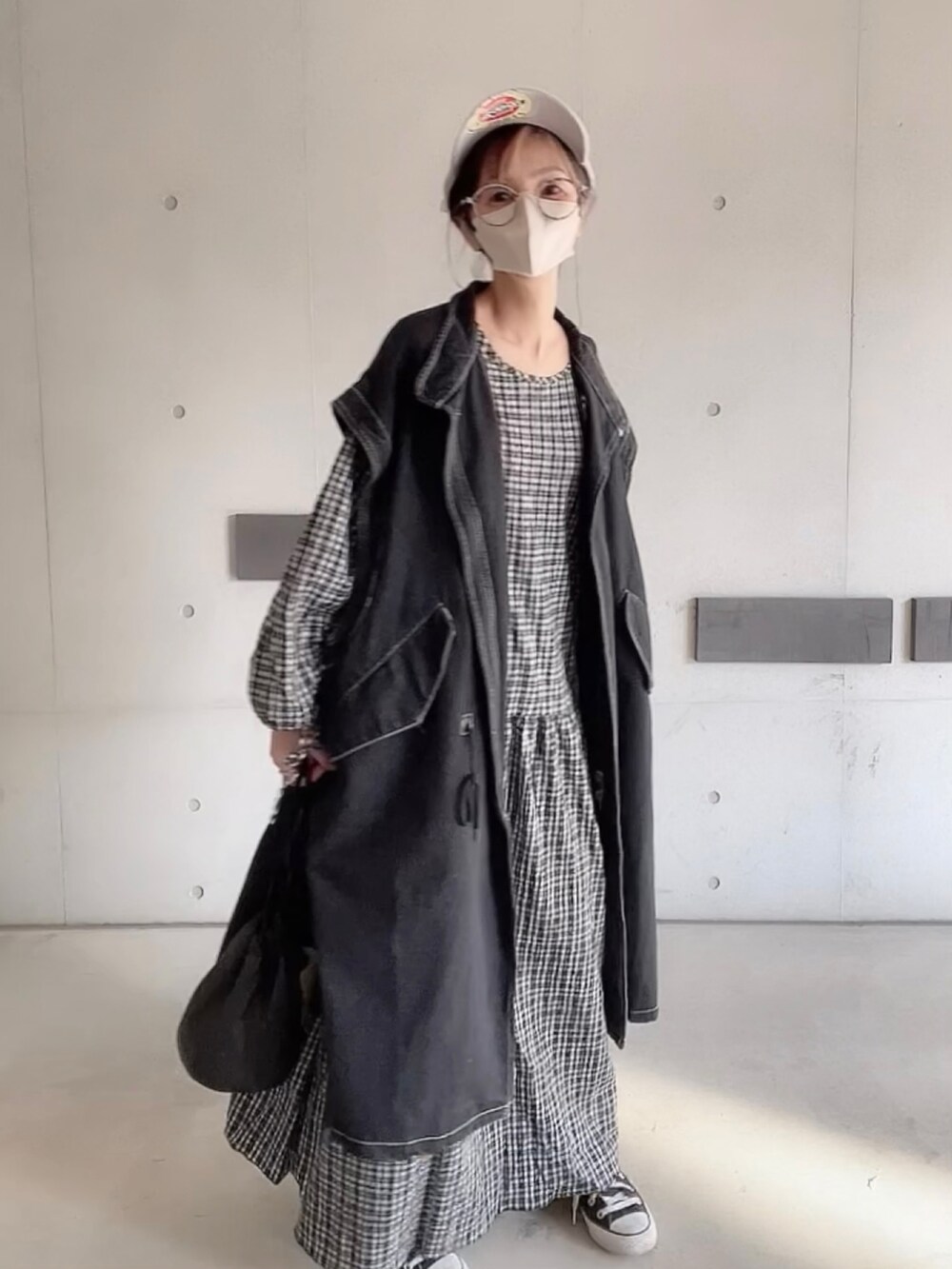 「春服デビュー宣言、ワンピース、forksy、ミリタリーベスト、春アウター、春コーデ、オトナカジュアル、大人カジュアル、ビッグシルエット、AMERICAN NEEDLE、シンプルコーデ、低身長」|「forksy.の【forksy.】ドロストシャーリングボリュームスリーブワンピース(ワンピース、ブラック系)」を使った、なな☺︎さん(レディース・155cm)の春コーディネートの5枚目の写真