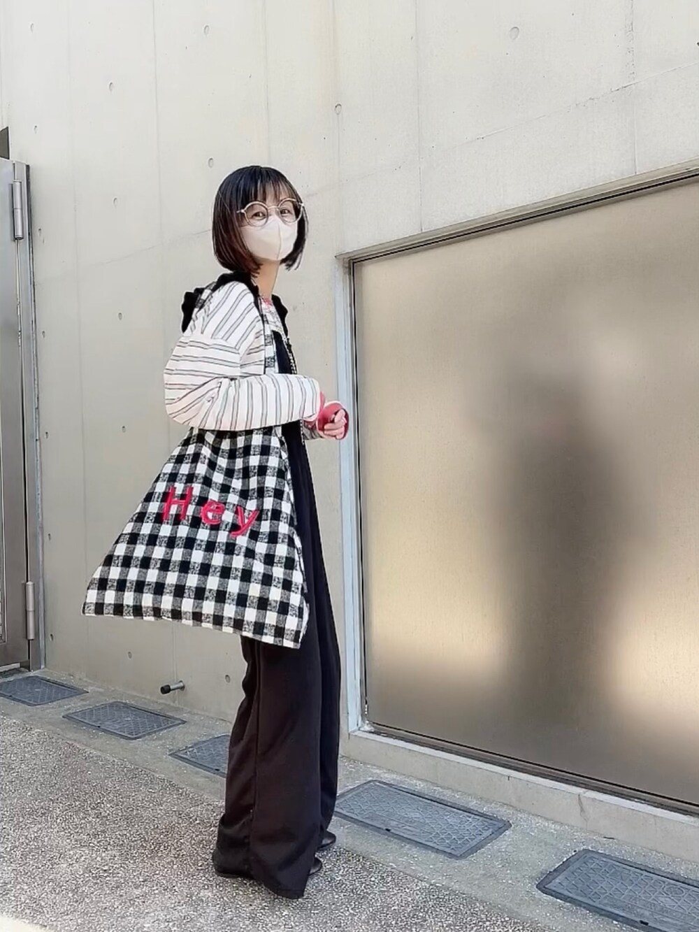 「ほめられ本命コーデ、ボーダー、バイカラー、オーバーサイズ、春コーデ、プチプラ、forksy、isook、サロペット、オトナカジュアル、大人カジュアル、シンプルコーデ、カンフーシューズ、メイクアップ」｜「forksy.の【forksy.】配色リブオーバーサイズボーダーカットソー（Tシャツ/カットソー、ベージュ系）」を使った、なな☺︎さん（レディース・155cm）の冬コーディネートの4枚目の写真