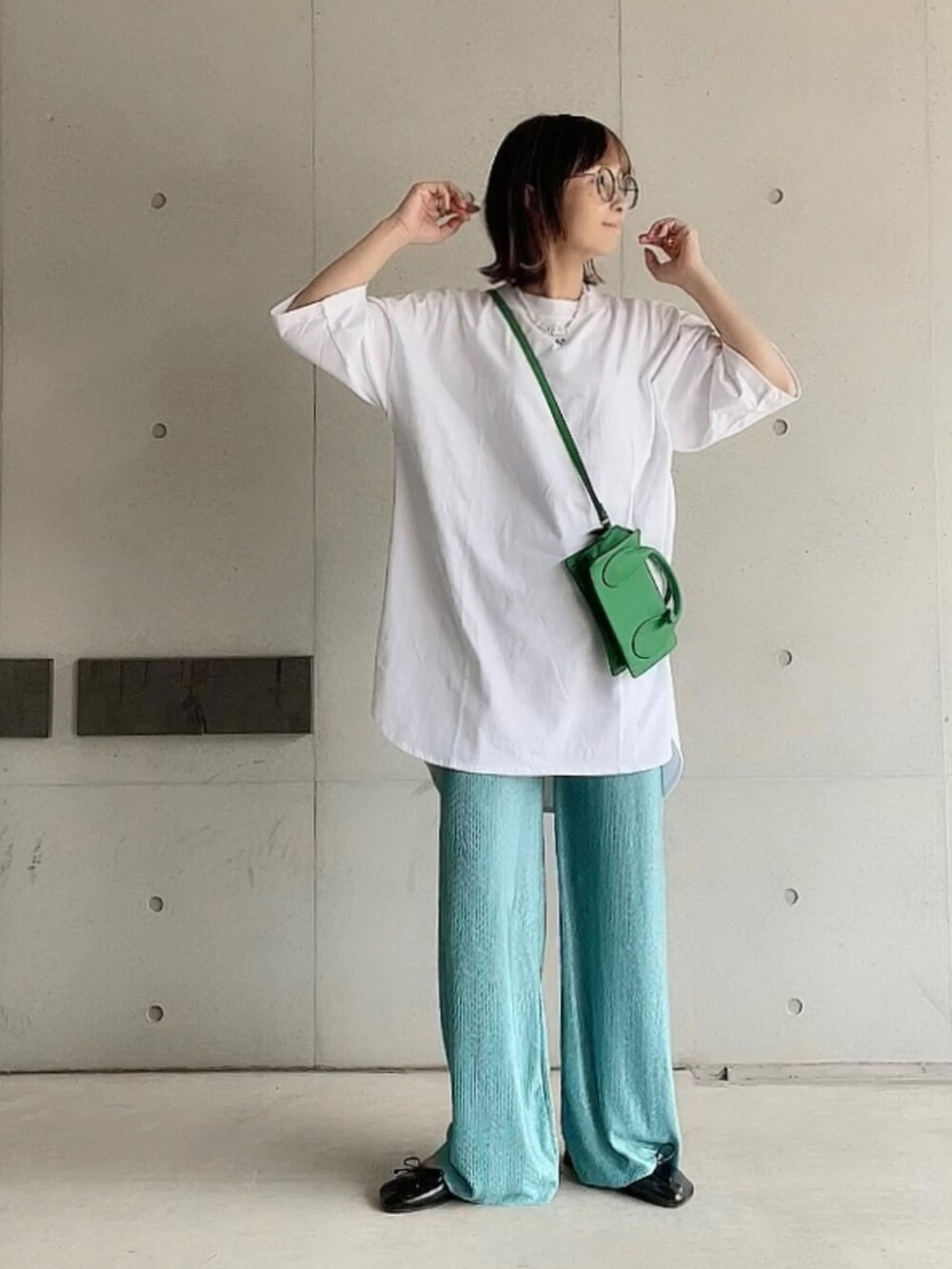 「mi via locaの【セルフカット】ストライプWAVE柄プリーツパンツ（その他パンツ、ブルー系）」を使った、なな☺︎さん（レディース・155cm）の夏コーディネートの2枚目の写真