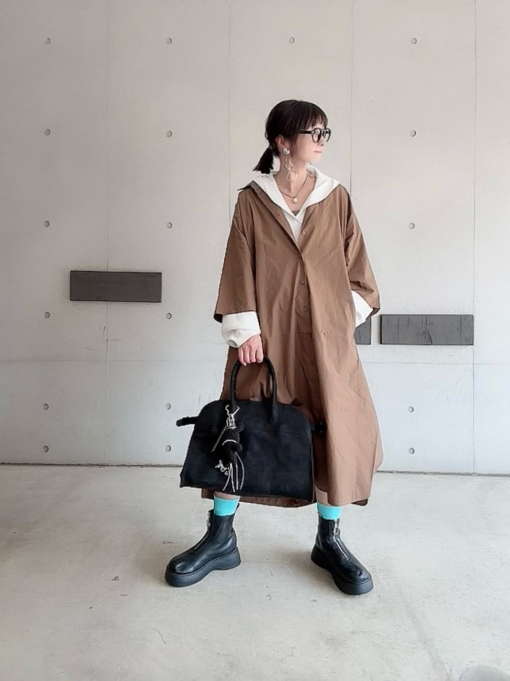 「UNIQLO、UNIQLOC、シャツワンピ、レイヤードスタイル、オトナカジュアル、大人カジュアル、haku、holaolivia」｜「UNIQLOのアイテム（シャツワンピース、ブラウン系）」を使った、なな☺︎さん（骨格ナチュラル・レディース・155cm）の春コーディネートの3枚目の写真