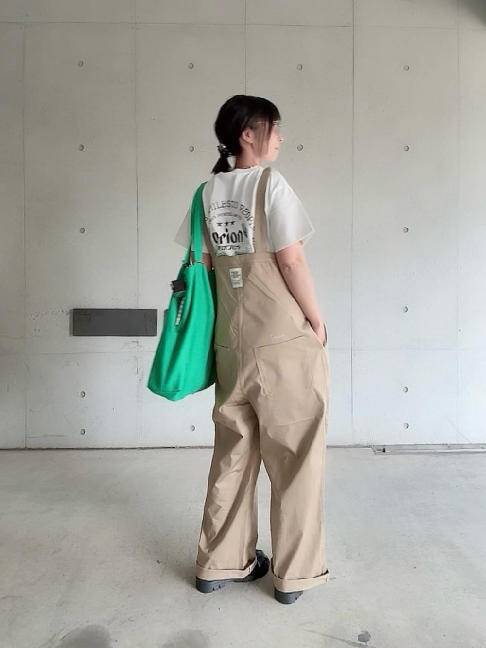 「サングラス、サンダル、白Tシャツ、PR、SOTT、オリオンビール、オリオンビールTシャツ、オーバーオール、オトナカジュアル、大人カジュアル」｜「SOTTのEmbroidered Overalls　刺繍オーバーオール（サロペット/オーバーオール、ベージュ系）」を使った、なな☺︎さん（骨格ナチュラル・レディース・155cm）の春コーディネートの5枚目の写真
