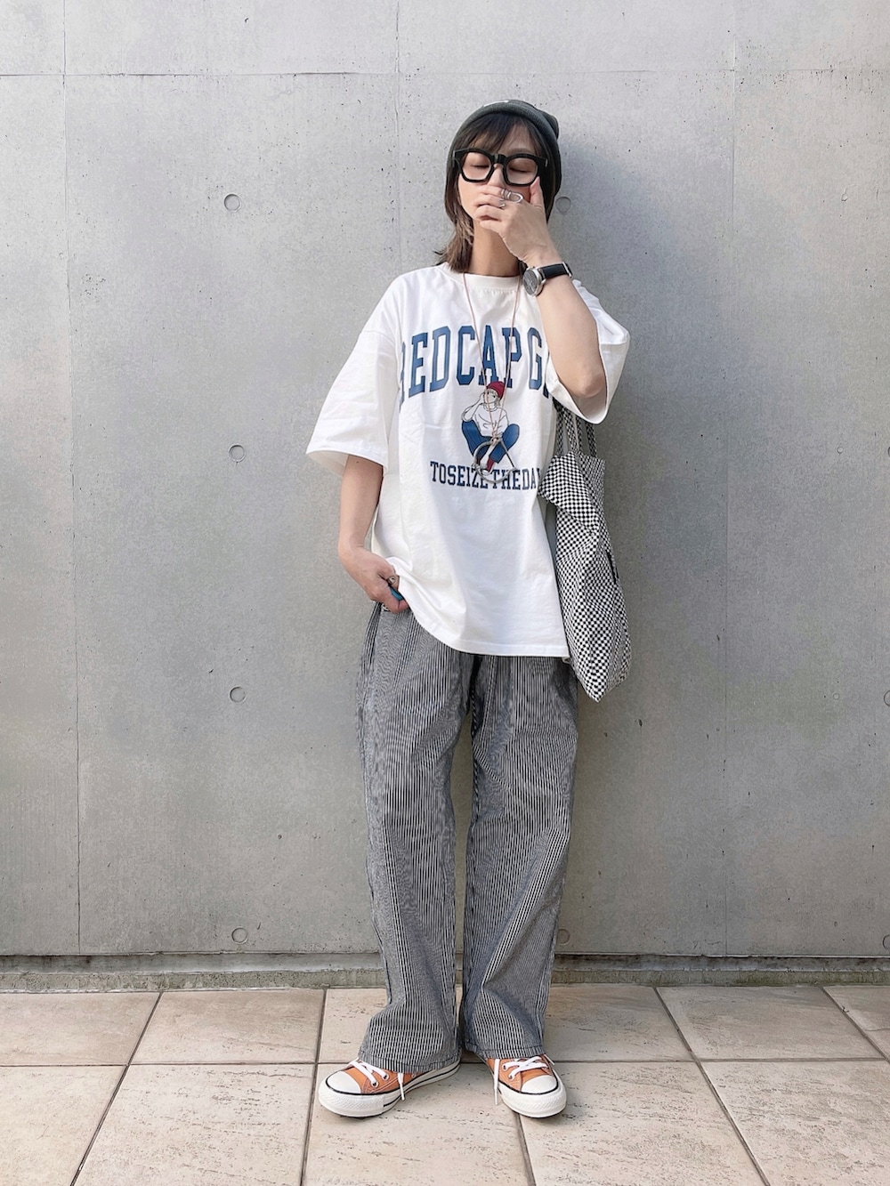「カジュアルコーデ、オトナカジュアル、トートバッグ、アウトドアスタイル、春夏コーデ、休日スタイル、コンバース、Red Cap Girl、johnscloset、ジョンズクローゼット、ニット帽、大人カジュアル、シンプルコーデ、メガネ女子、ダボパン」|「Red Cap Girlの【a-r】〔Red Cap Girl/レッドキャップガール〕天竺フロントプリント"SITTING GIRL" Tシャツ(Tシャツ/カットソー、ホワイト系)」を使った、なな☺︎さん(レディース・155cm)の春コーディネートの2枚目の写真