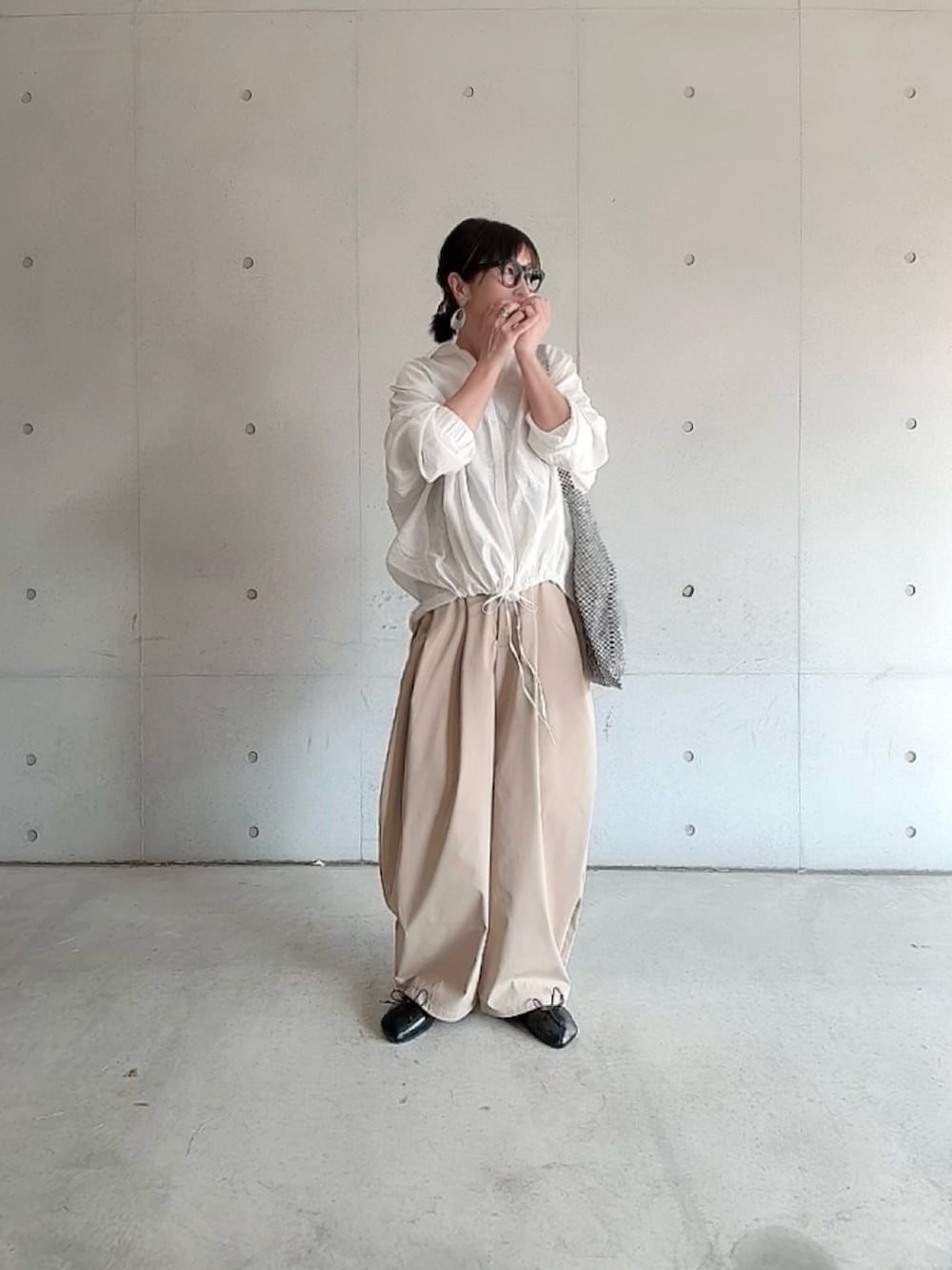 「春めき満開コーデ、PR、notch.、notch. by yui、春カラー、低身長女子、大人カジュアル、オトナカジュアル」｜「notch.の裾ドロストシャツ（シャツ/ブラウス、ホワイト系）」を使った、なな☺︎さん（骨格ナチュラル・レディース・155cm）の春コーディネートの5枚目の写真
