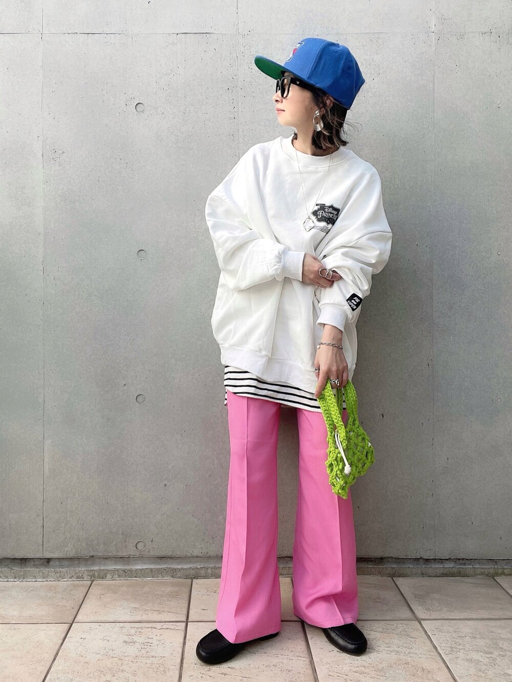 「春服みてみて、春コーデ、ローファー、パステル映える春、カラフル、FIG&VIPER、coca、ANDEX shoes product(ANDEX shoes product)、ミニバッグ、レイヤードスタイル、AMERICAN NEEDLE、メガネ女子、キャップ女子」|「FIG&VIPERのDisney princess LOGO BIG PO(スウェット、ホワイト系)」を使った、なな☺︎さん(レディース・155cm)の春コーディネートの2枚目の写真