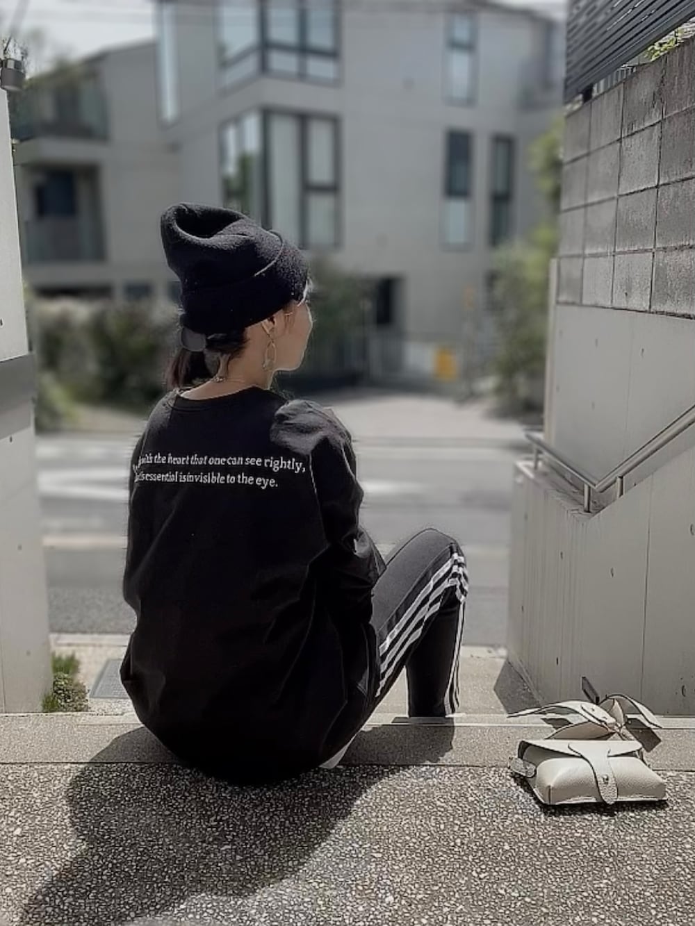 「ロンT、刺繍ロゴ、スポーツミックス、モノトーン、ブラックコーデ、オトナカジュアル、大人カジュアル、シンプルコーデ、キャップ、INTERPLAY」|「INTERPLAYの【INTERPLAY x PEN】「INVISIBLE SENSATION」ポケット ロンTee(Tシャツ/カットソー、ブラック系)」を使った、なな☺︎さん(レディース・155cm)の春コーディネートの2枚目の写真