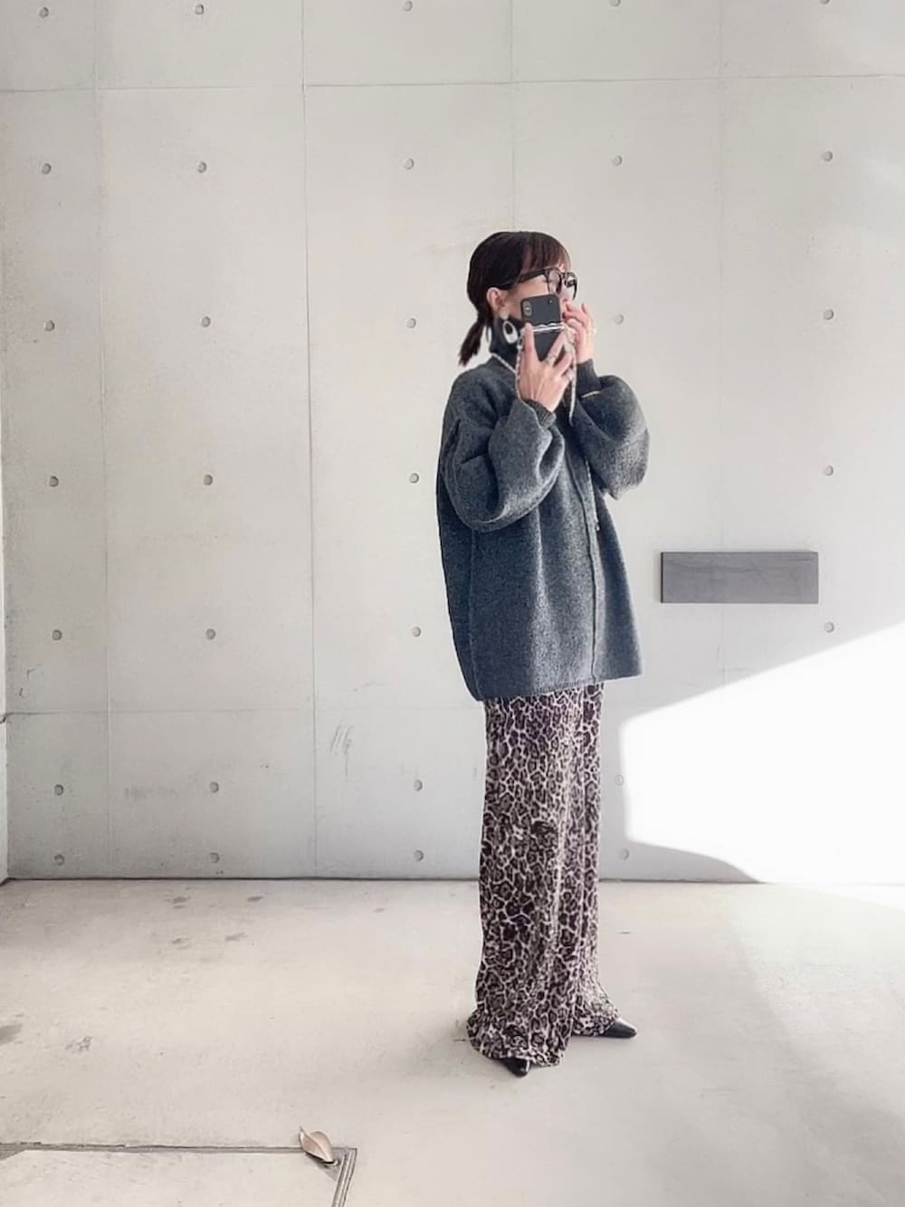 「ファッションを楽しもう、秋冬コーデ、シンプルスタイル、PR、selectmoca、florist、スマホショルダー、大人カジュアル、オトナカジュアル、レオパードパンツ、タートルネック」｜「select MOCAのリンキングボリュームスリーブニット（ニット/セーター、ブラック系）」を使った、なな☺︎さん（レディース・155cm）の秋コーディネートの2枚目の写真