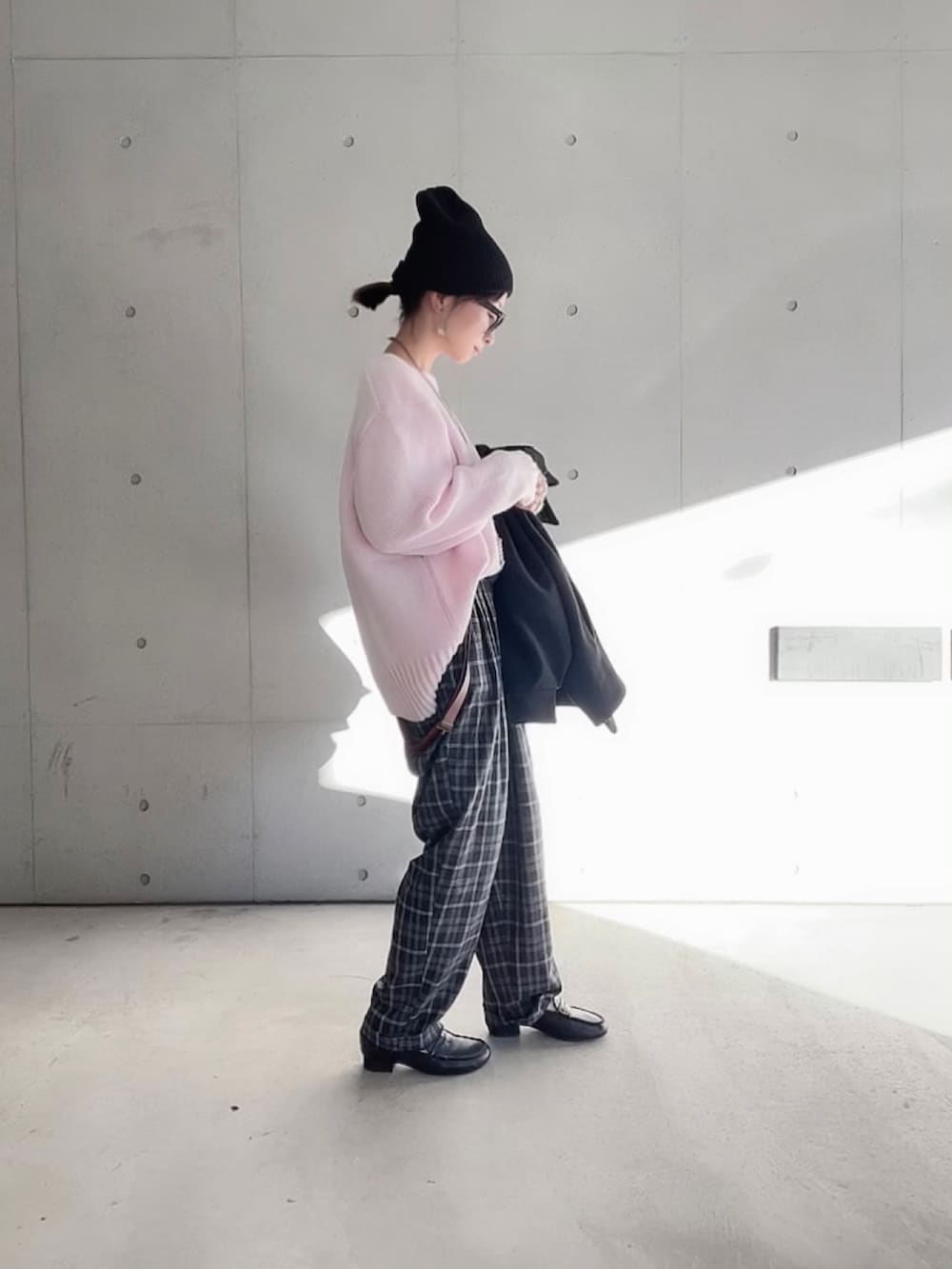 「ローファー、淡色コーデ、キャップ、休日スタイル、クリスマスに着たい服、ニット帽、PR、amely、マイベストコーデ2023、大人カジュアル、オトナカジュアル、シンプルコーデ」|「AMELYの≪ミクエリ×AMELYコラボ≫前後2Wayラウンドニット(ニット/セーター、ピンク系)」を使った、なな☺︎さん(レディース・155cm)の冬コーディネートの2枚目の写真